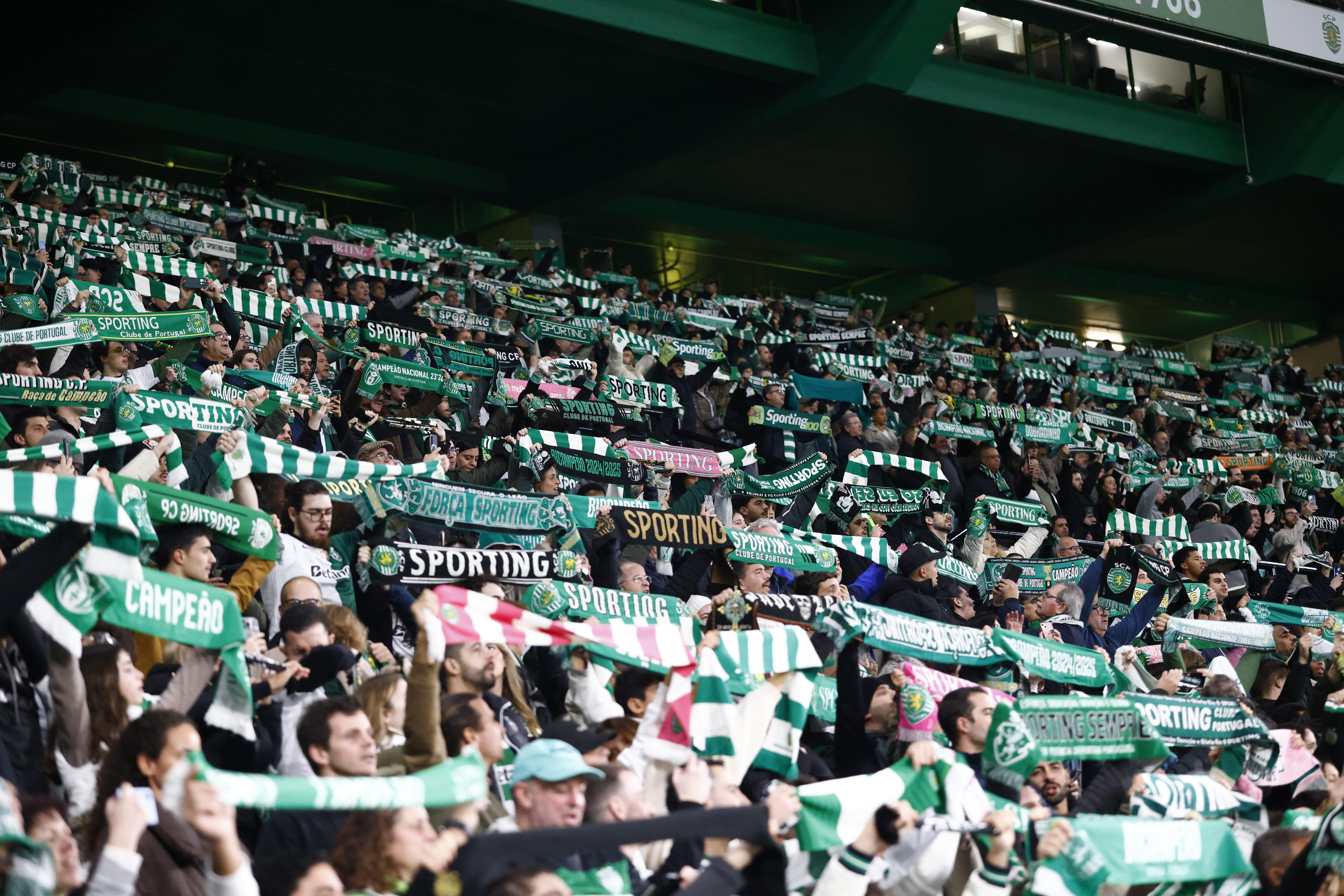 L'actrice américaine d'Euphora Sydney Sweeney montre ses dribbles au stade du Sporting Portugal