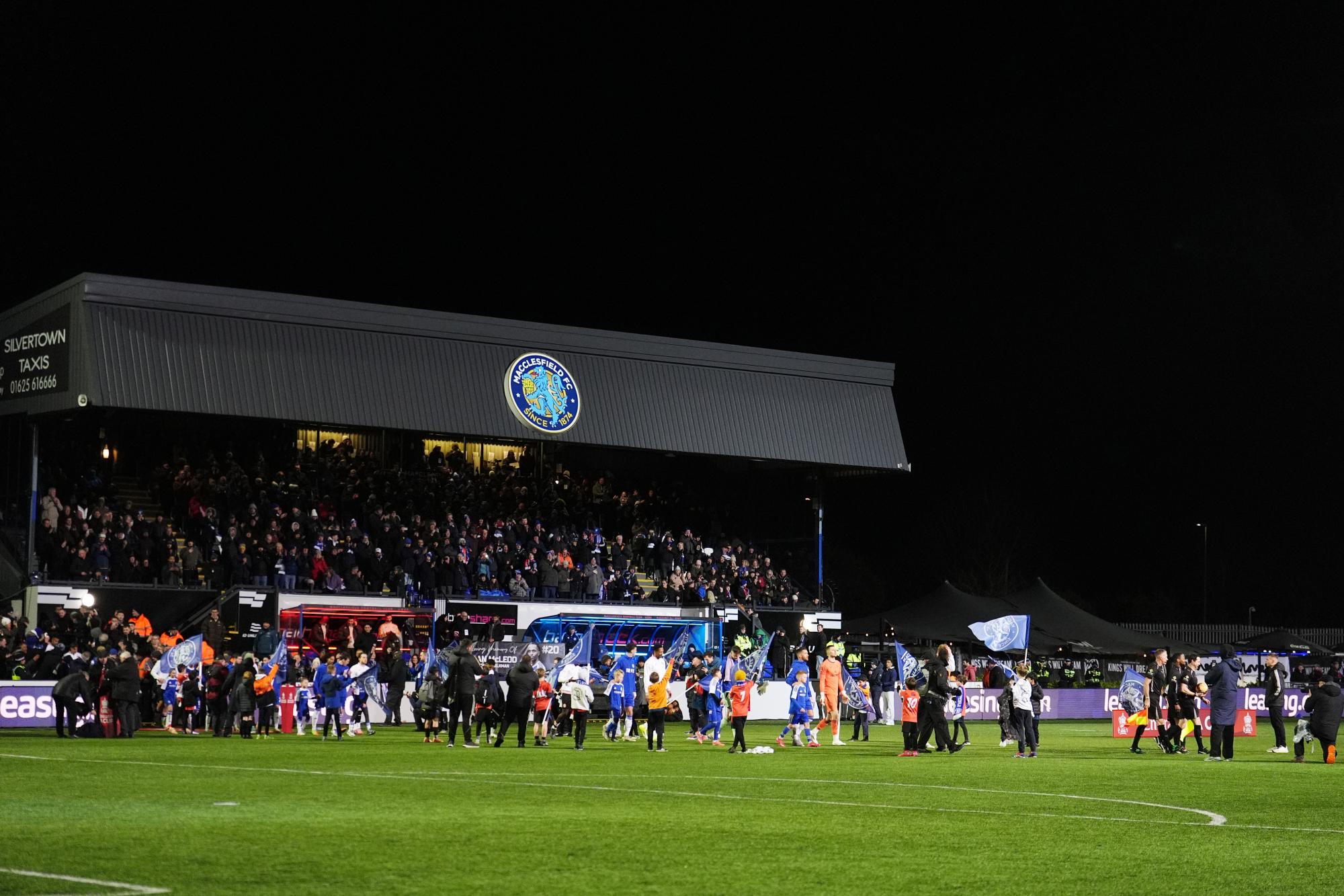 Le stade de Macclesfield ravagé par les flammes