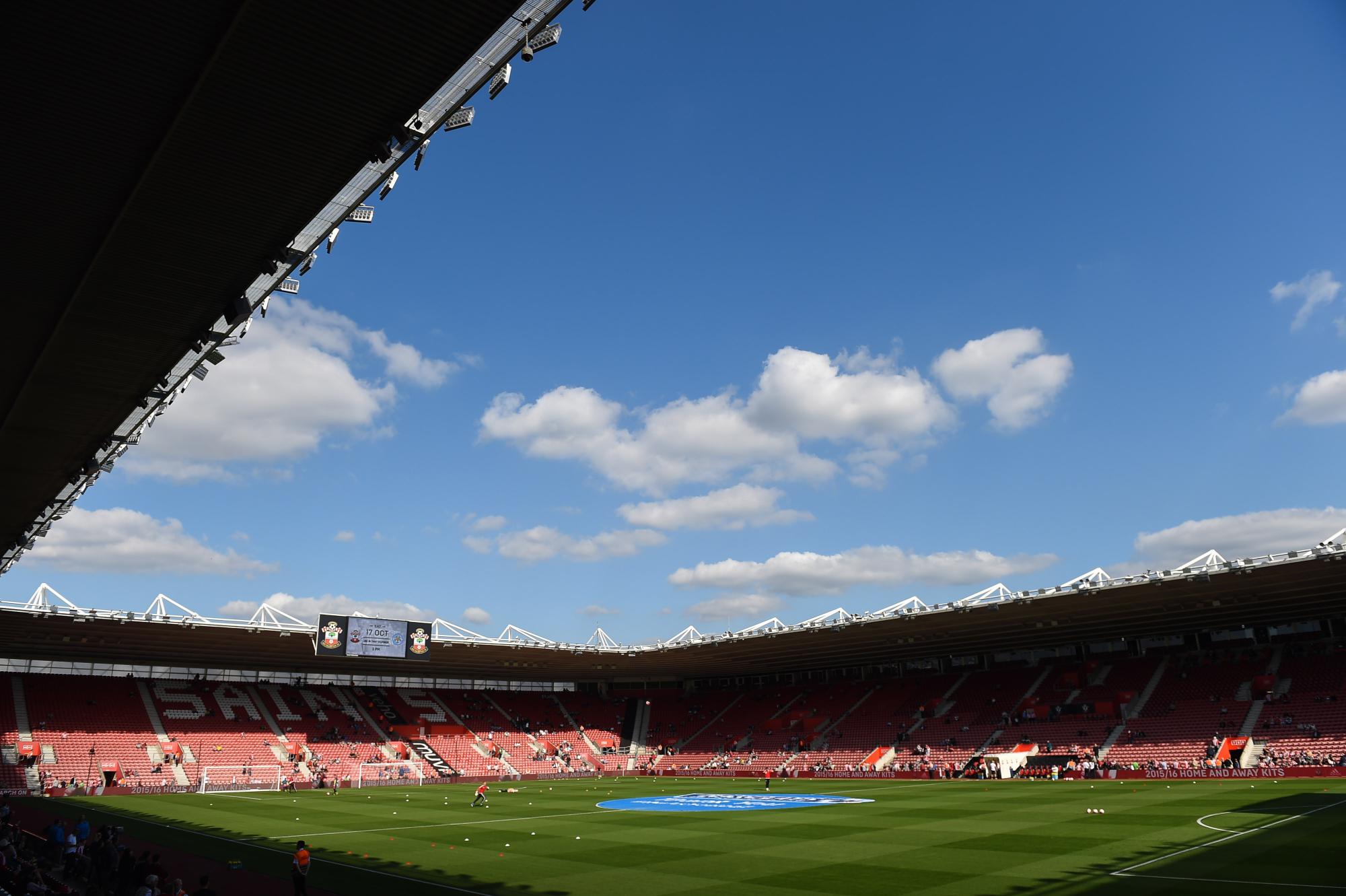 Des lumières aux couleurs du rival ? C'est non pour Southampton qui annonce des travaux