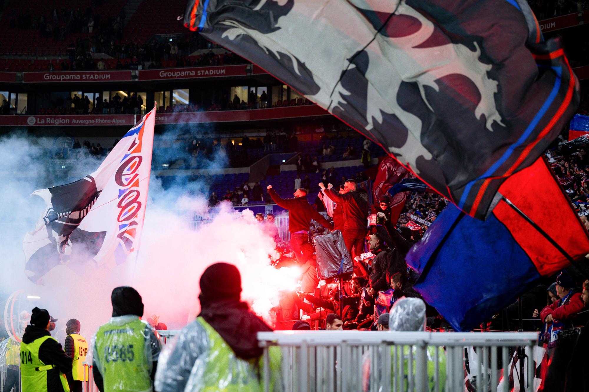 OL : le Virage Nord fermé pour la réception du Paris FC à cause de l'usage de fumigènes et d'une banderole