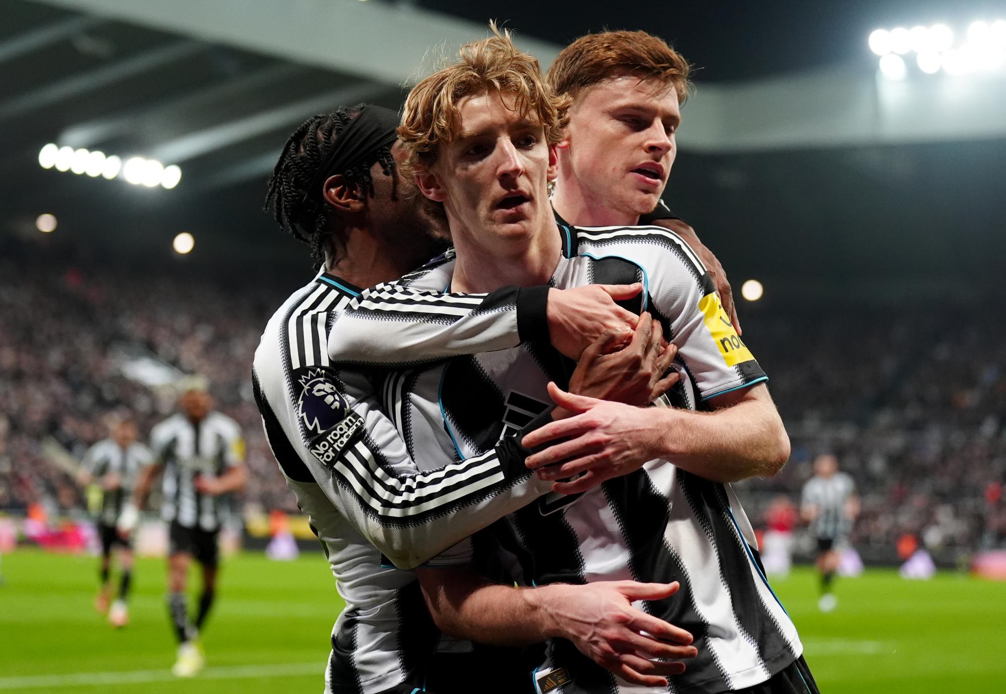 Premier League : À dix contre onze, Newcastle boxe Manchester United avec un banger de William Osula