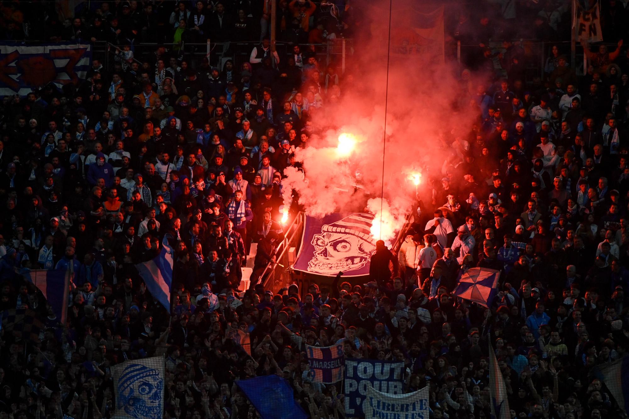 Tensions au Vélodrome après l'élimination de l'OM en Coupe de France, des fumigènes lancés en direction des joueurs