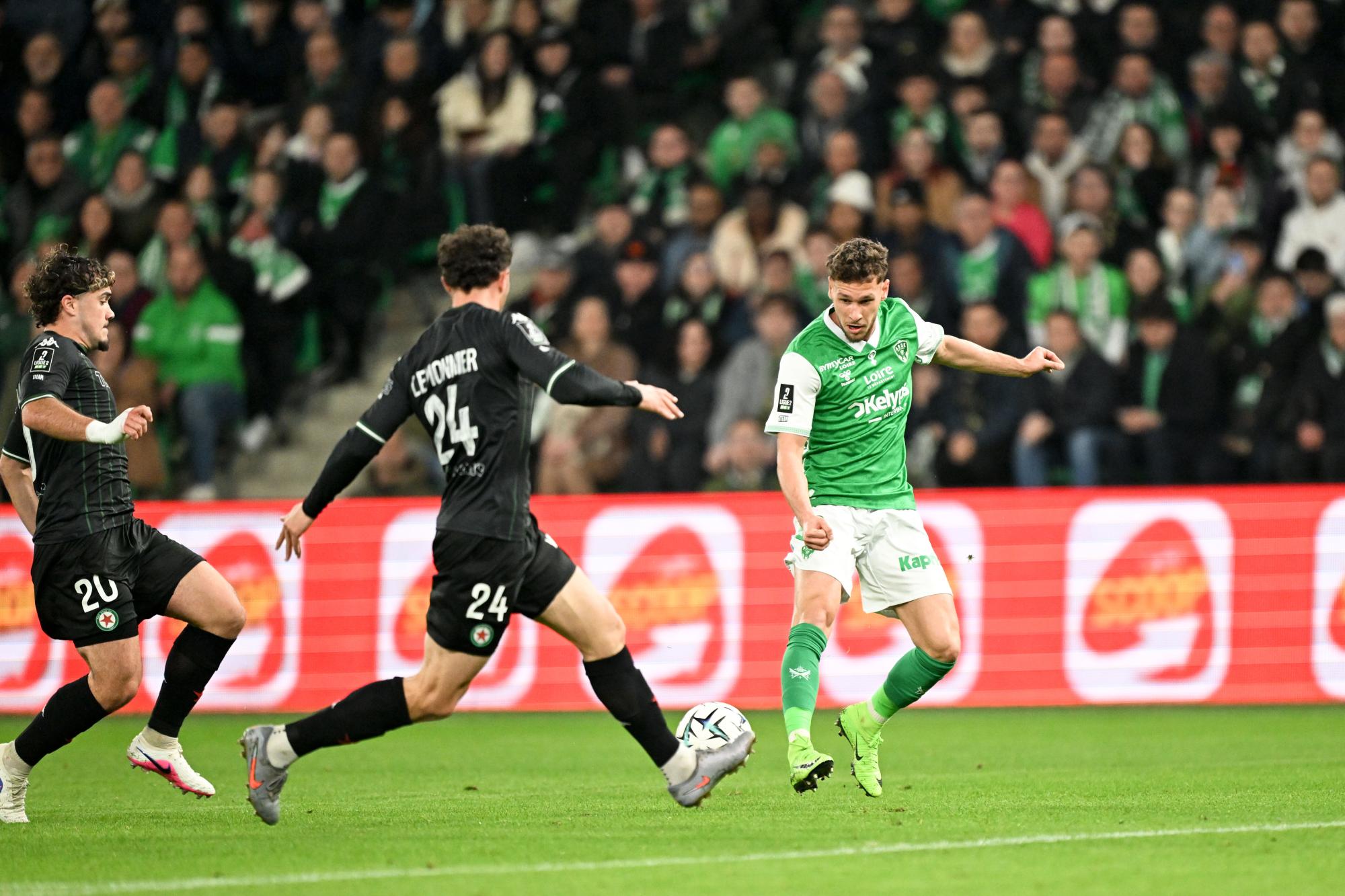 Ligue 2 : Saint-Étienne fait sauter le verrou du Red Star et continue de talonner Troyes