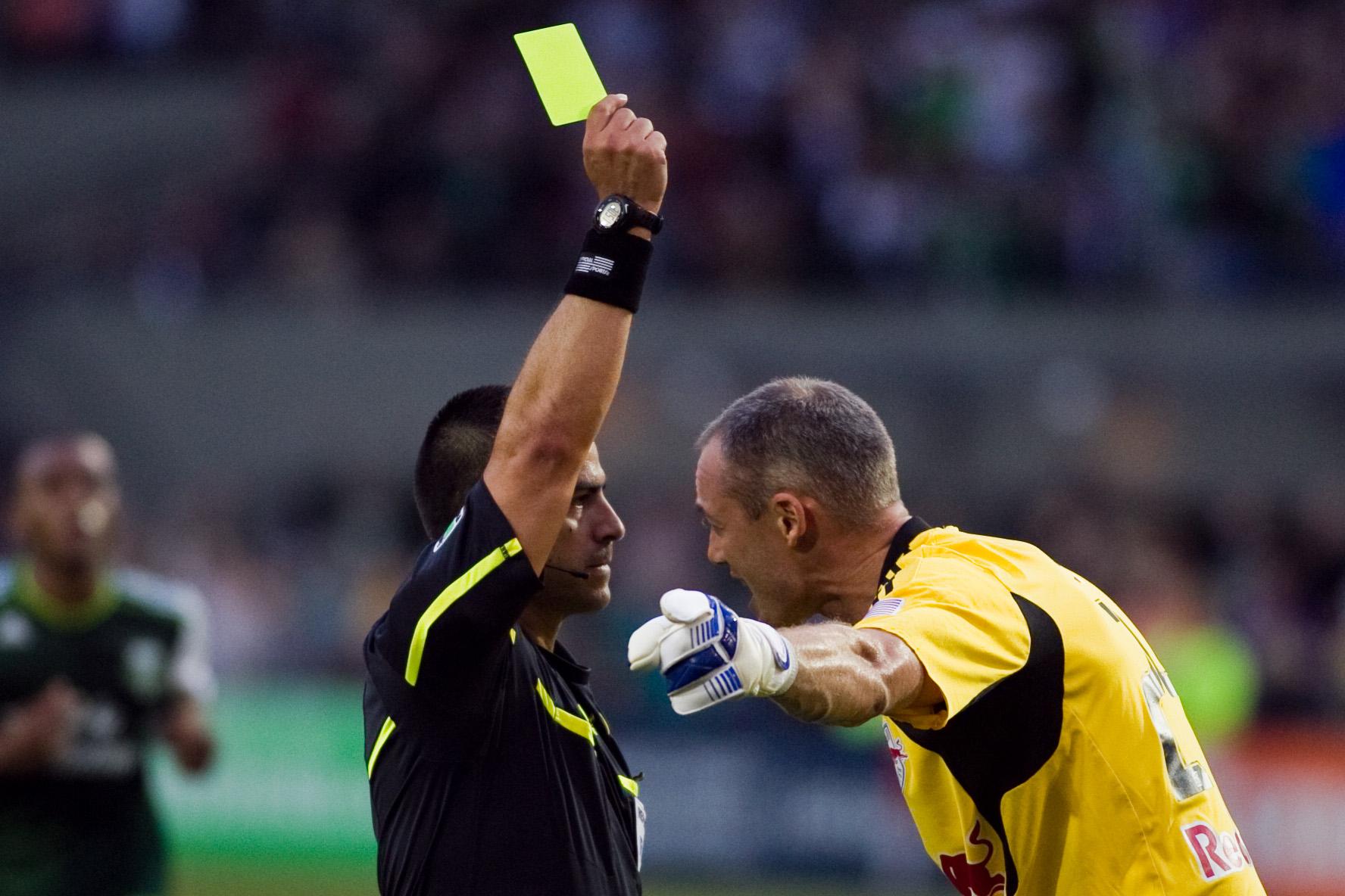 Au Brésil, un gardien écope d'un carton jaune... pour avoir repoussé le ballon avec ses mains