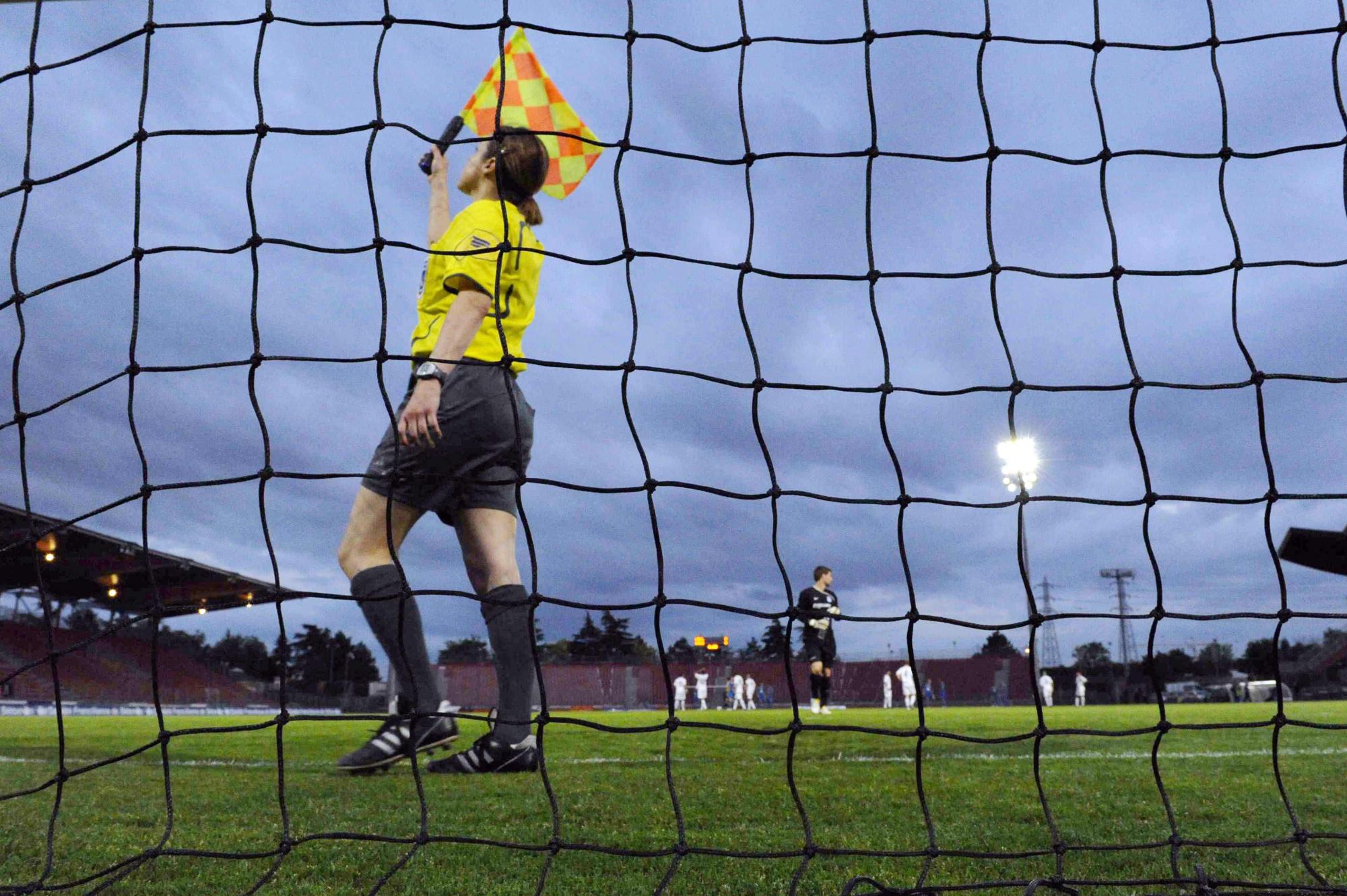 Italie : Une arbitre de 17 ans agressée par un entraîneur en Sardaigne à cause d'une touche
