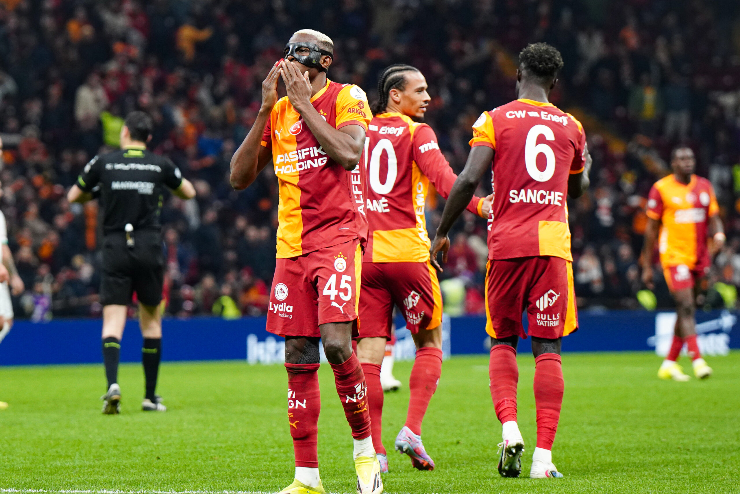 Ligue des champions : Victor Osimhen lâche quelques larmes devant le tifo de Galatasaray en son honneur face à Liverpool