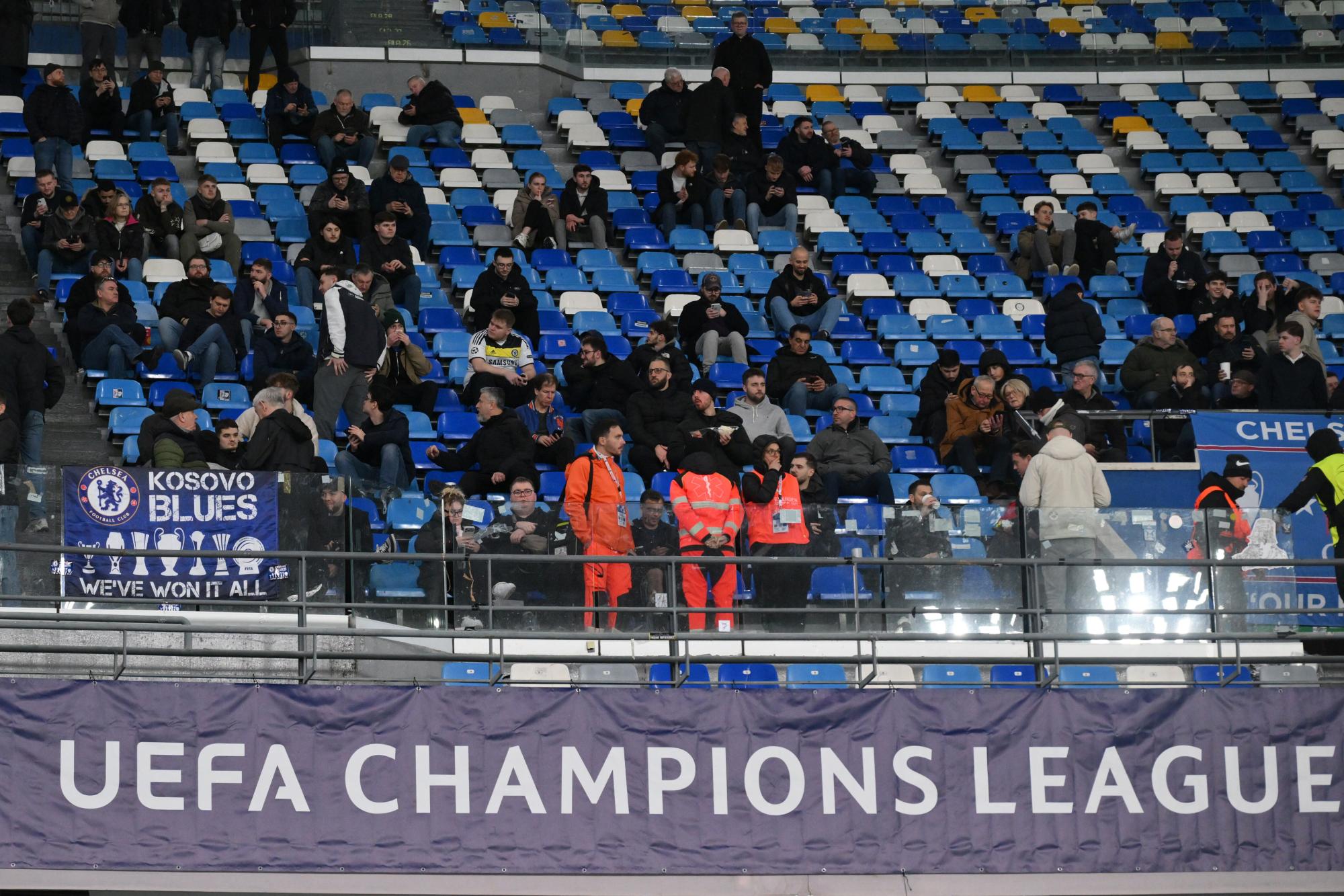 Les supporters de Chelsea présents au Parc des Princes chambrent ceux du PSG avec une banderole