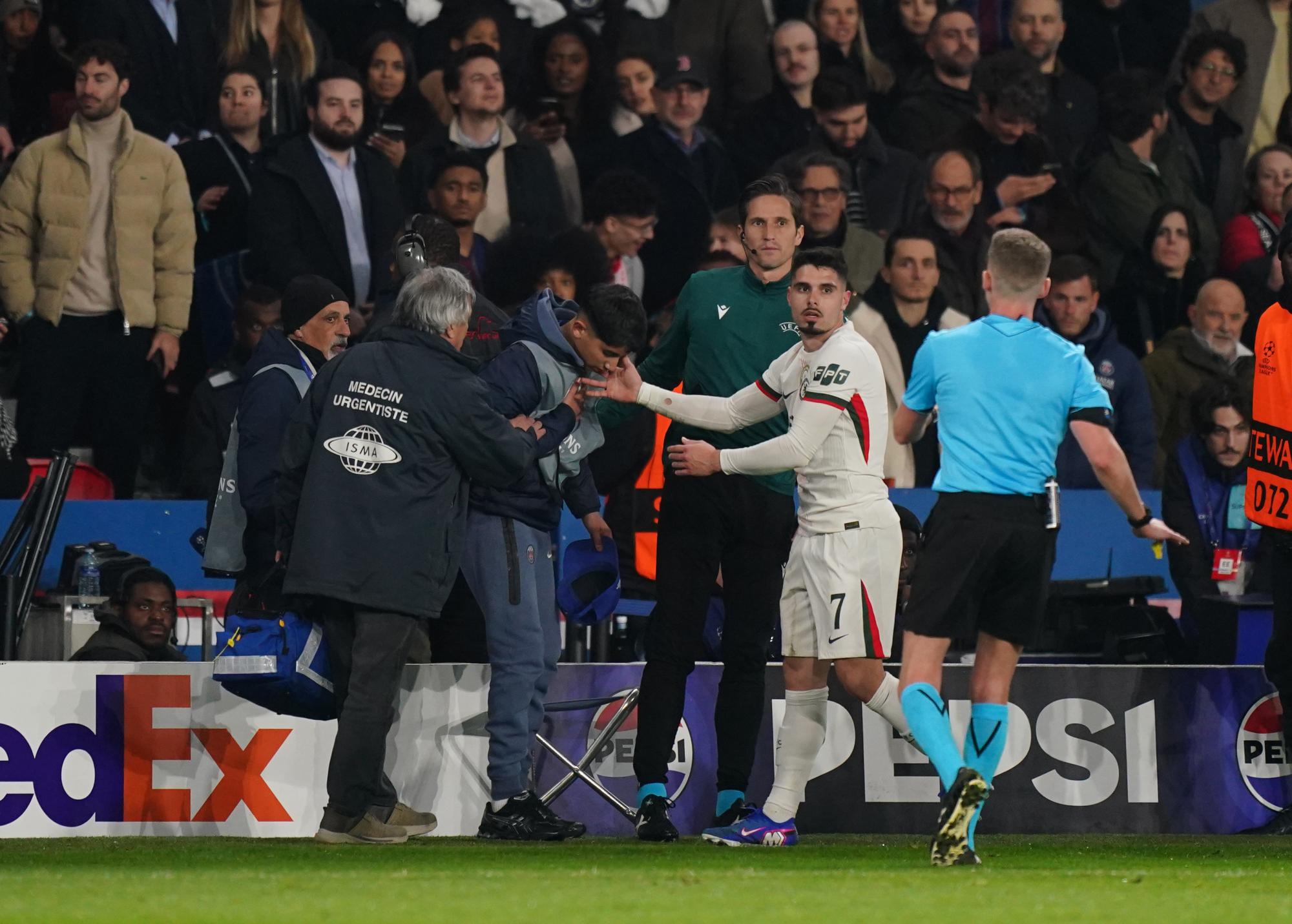 PSG-Chelsea - Un ramasseur de balle bousculé par Pedro Neto