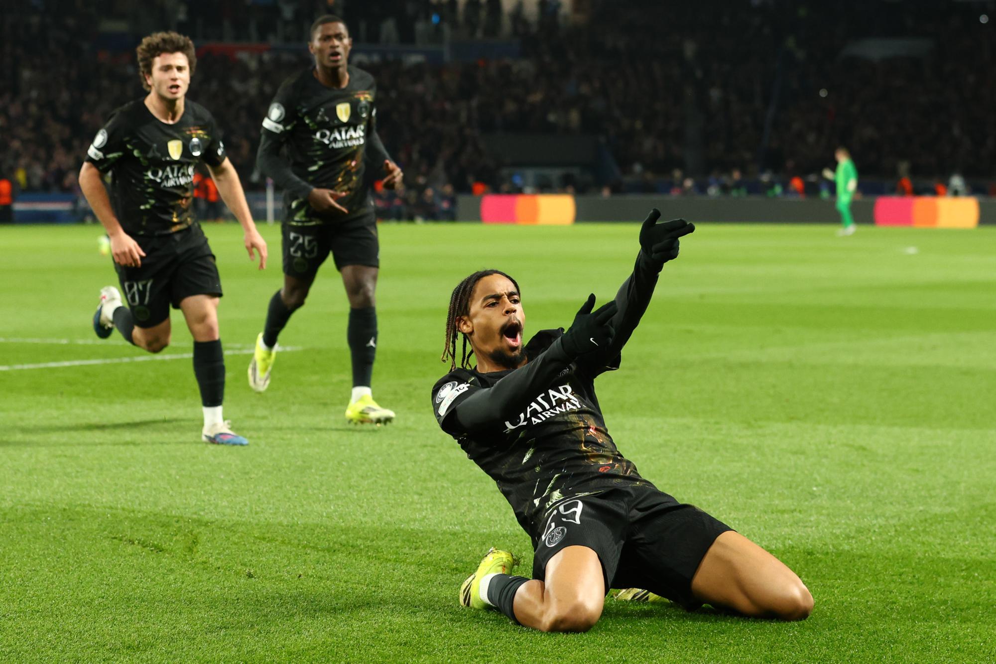 Bradley Barcola et Lucas Hernandez ne boudent pas leur plaisir après la victoire du PSG contre Chelsea