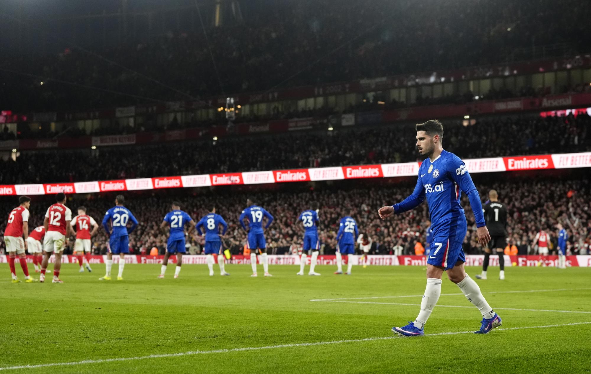 L'attaquant de Chelsea Pedro Neto écope d'une lourde sanction par la Premier League