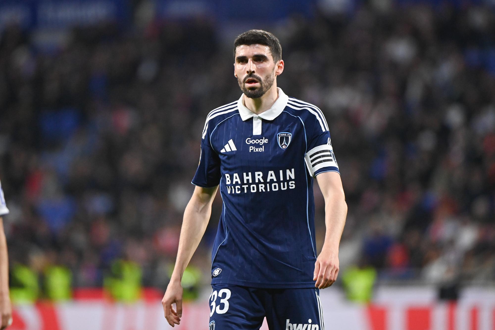 Paris FC : Antoine Kombouaré explique le brassard de Pierre Lees-Melou, qui ne veut pas être capitaine