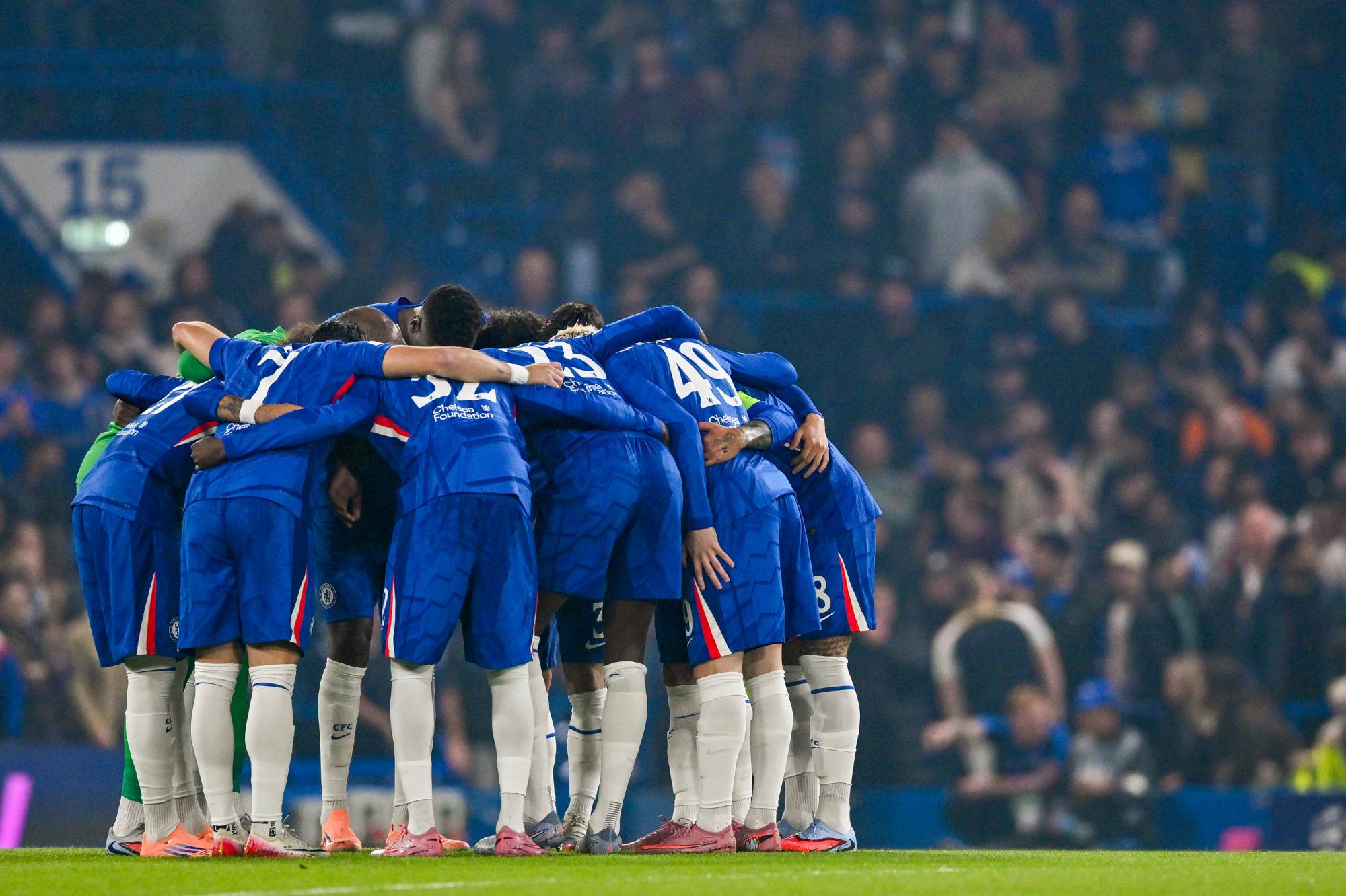 Premier League : Quand l'arbitre Paul Tierney se fait encercler par les joueurs de Chelsea avant le coup d'envoi