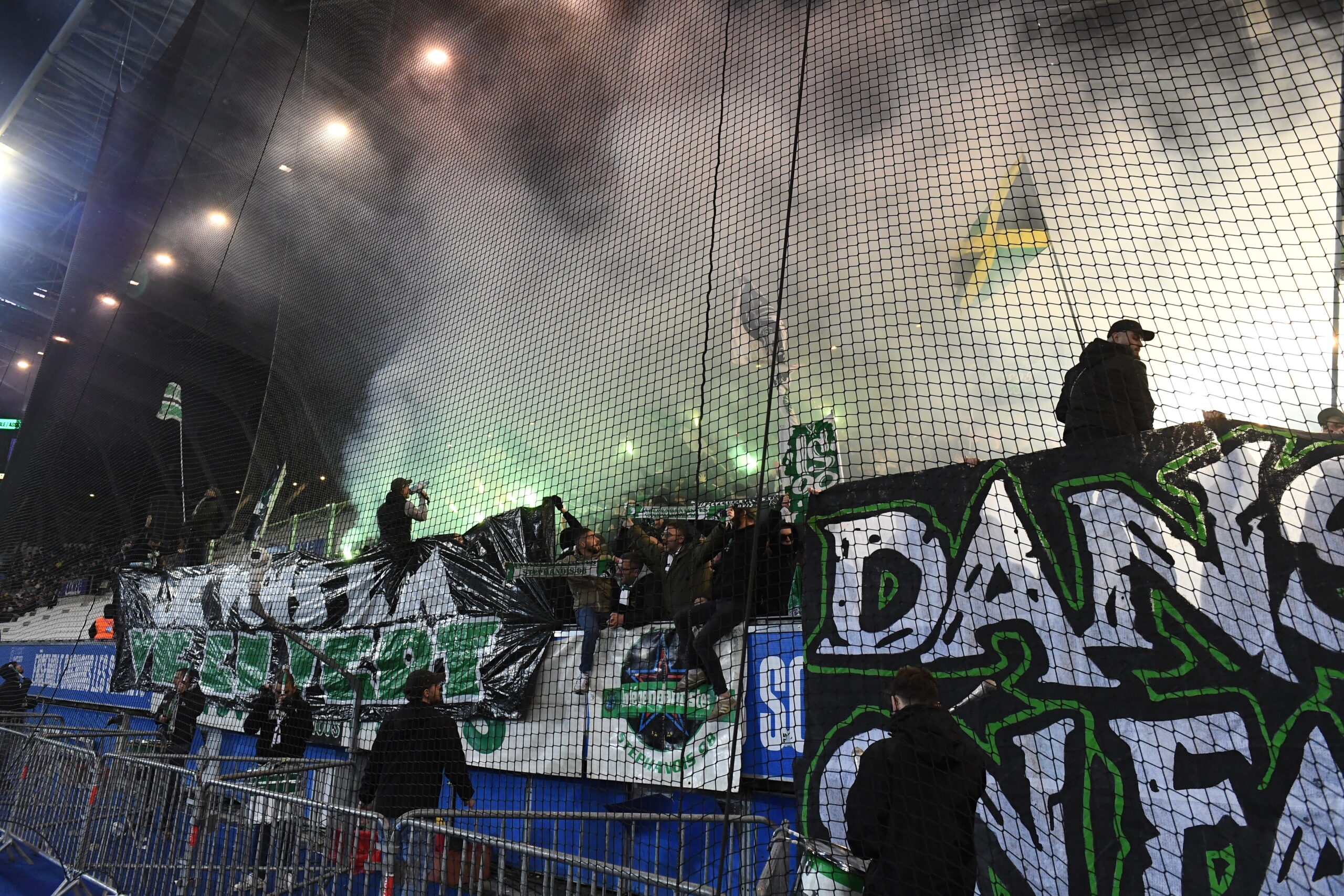 Dix blessés légers dans des bagarres avant Grenoble-Saint-Étienne
