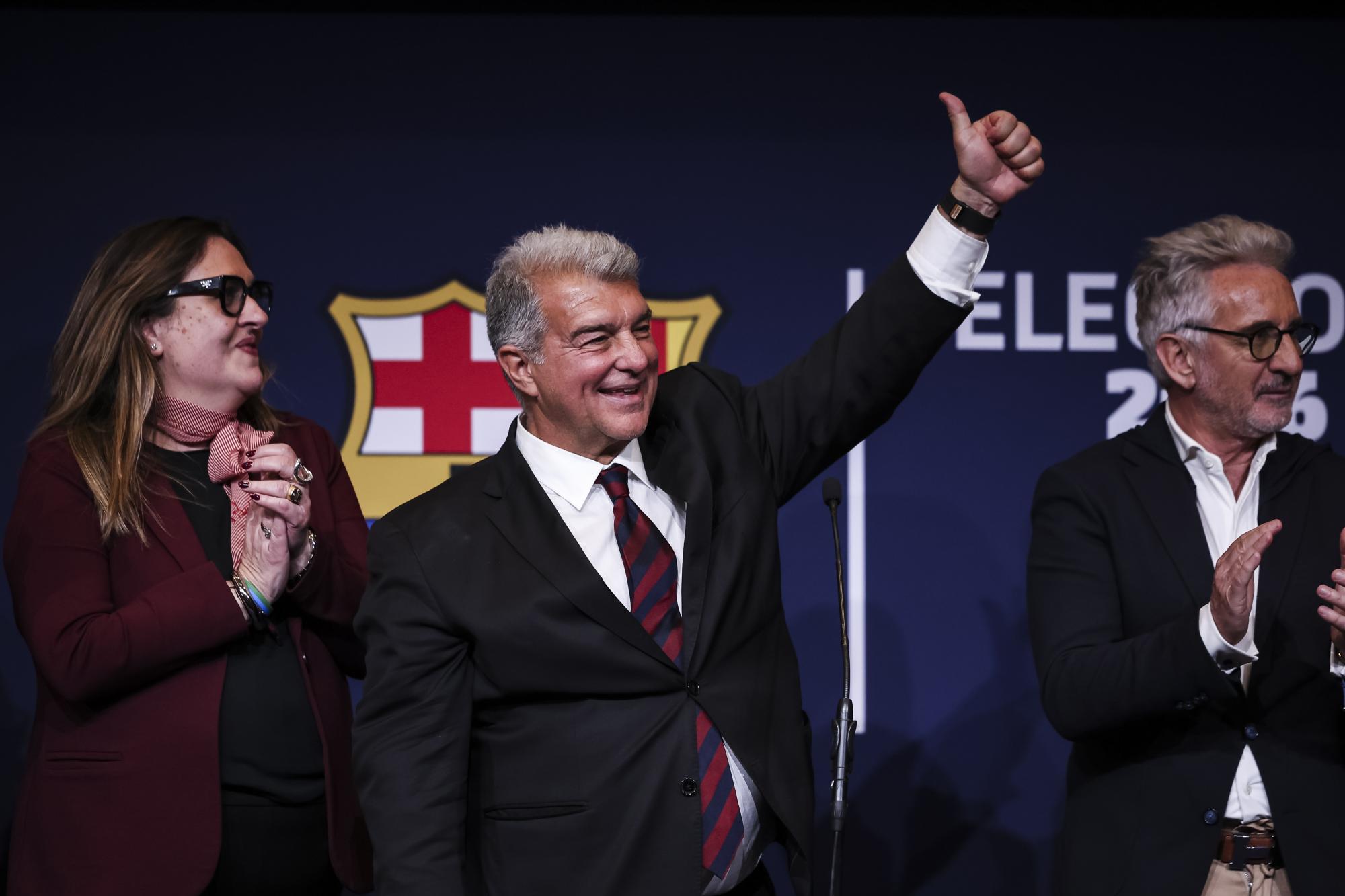 Après sa large victoire aux élections pour la présidence du FC Barcelone, Joan Laporta bombe le torse et joue l'ouverture