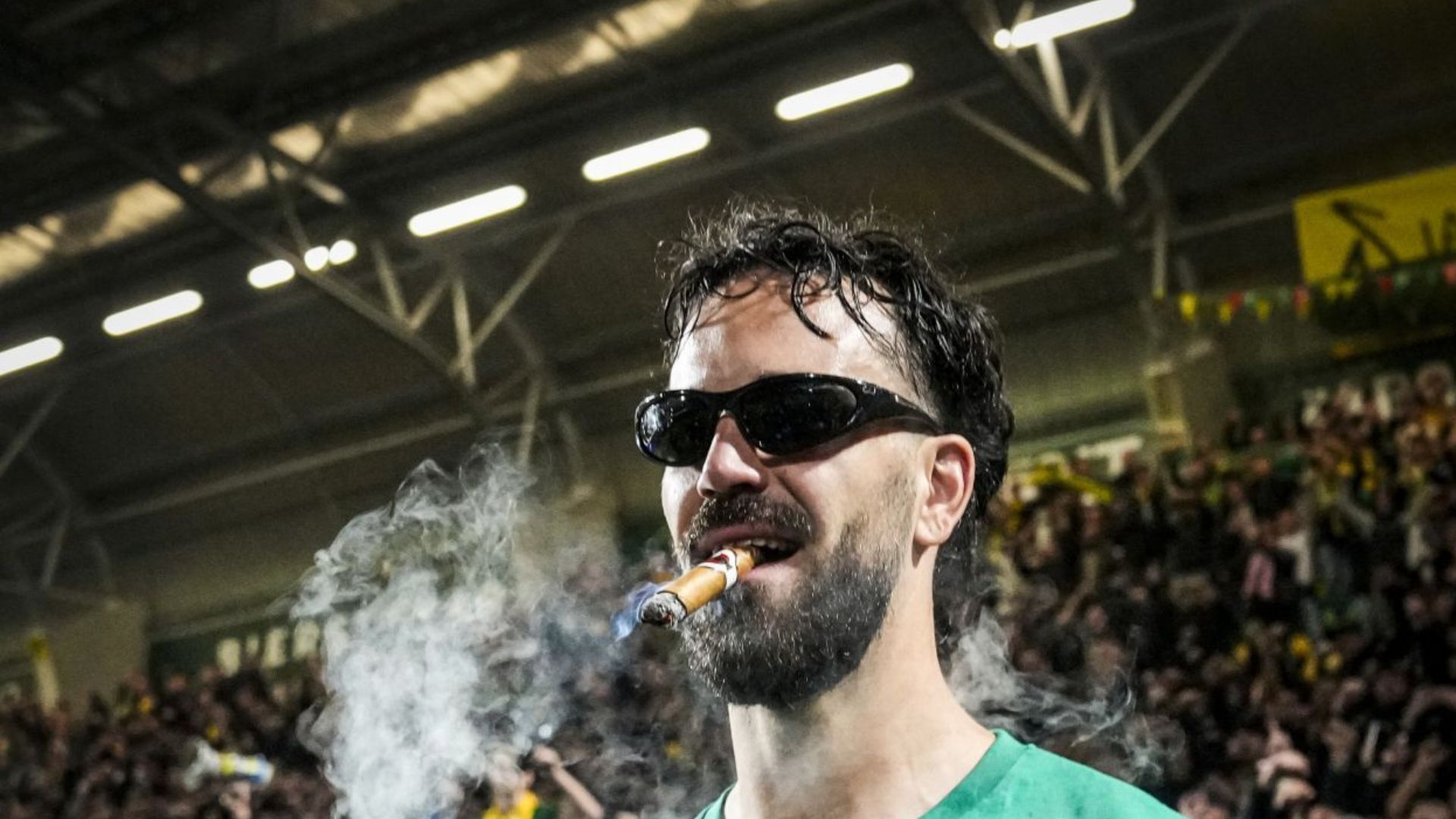 Aux Pays-Bas, le défenseur de La Haye Diogo Tomas fume un cigare devant les caméras pour fêter sa promotion en Eredivisie