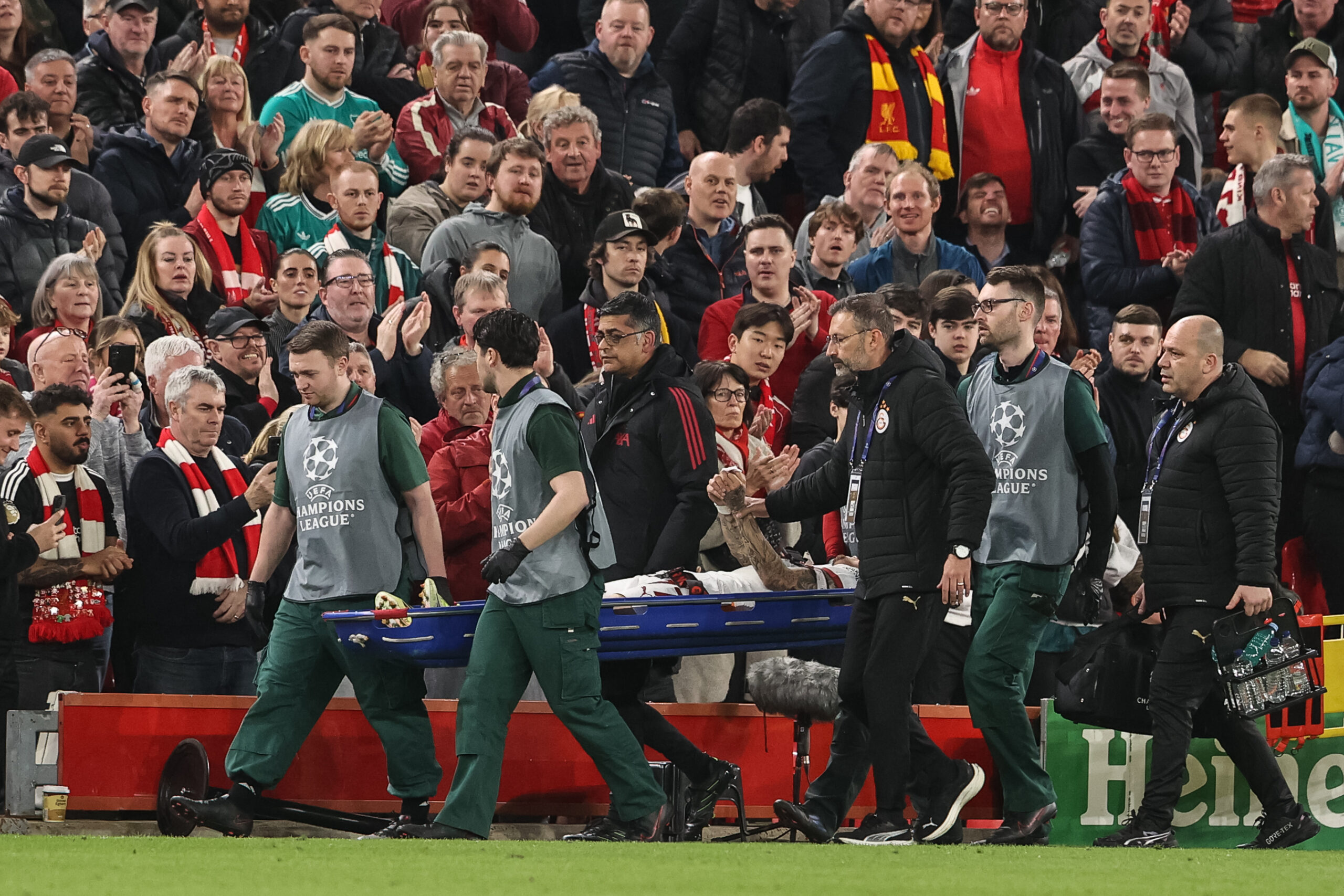 Blessure : le joueur de Galatasaray Noa Lang s'est sectionné le doigt contre Liverpool en Ligue des champions, Osimhen blessé au bras