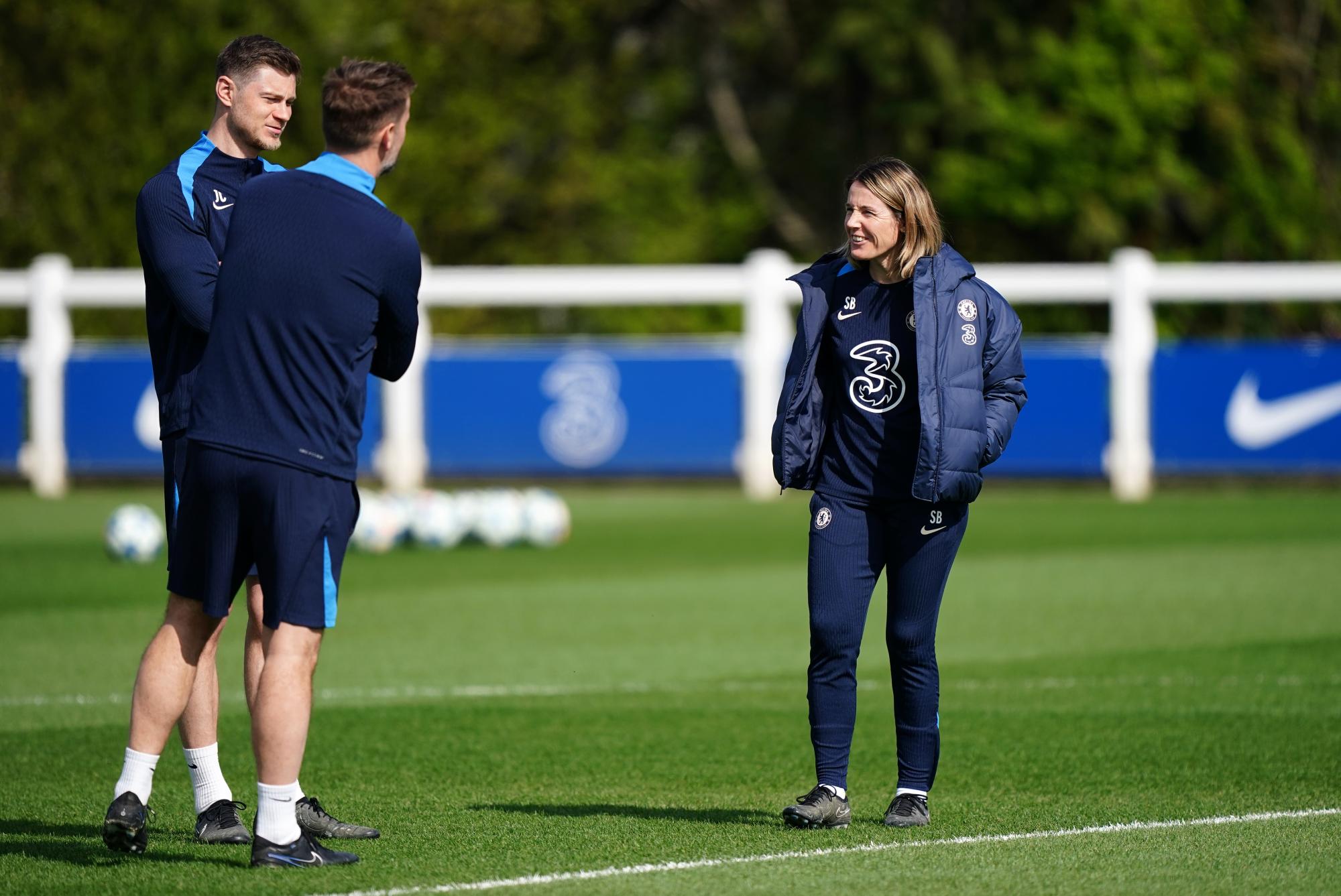 La FIFA exige que les équipes féminines soient entraînées par des femmes dans les compétitions internationales