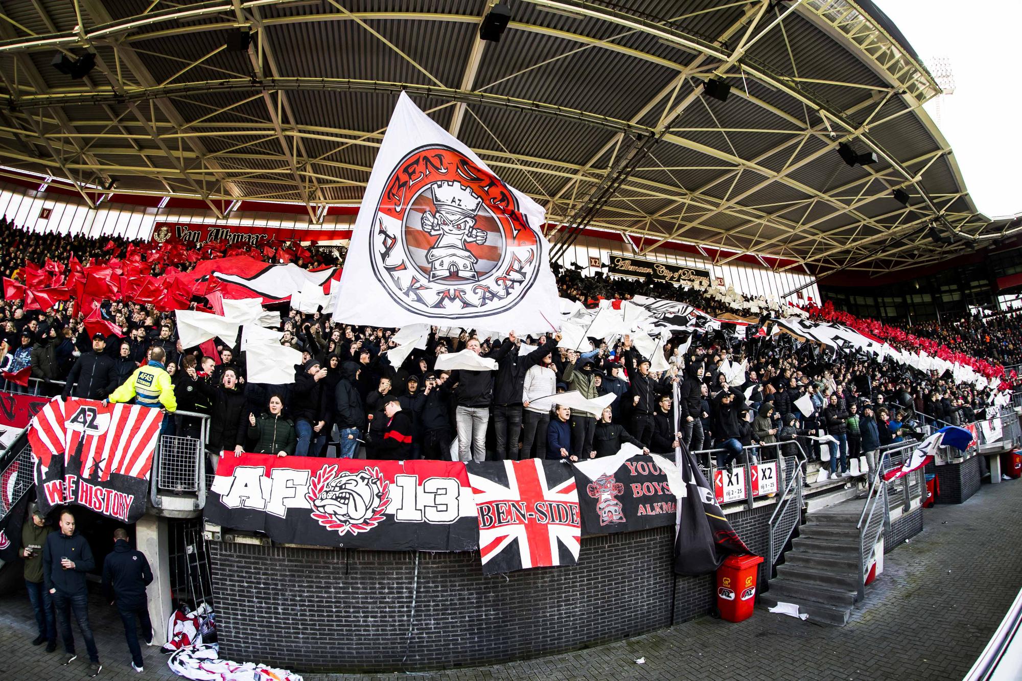 Les supporters de l'Ajax Amsterdam coupent l'autoroute avant le match face au Feyenoord Rotterdam