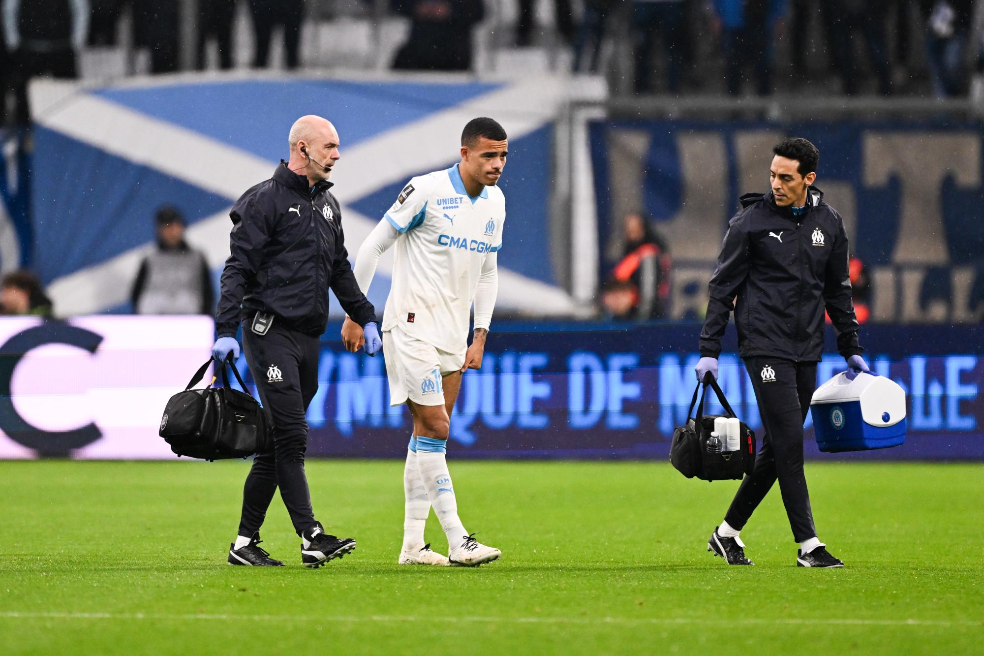 Olympique de Marseille : sorti blessé face à Lille, Mason Greenwood souffre d'une béquille à la jambe gauche