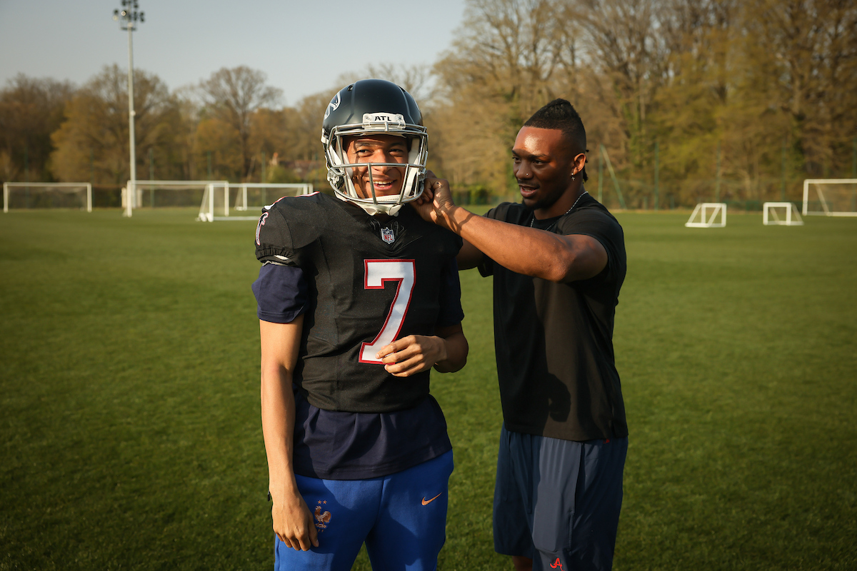 Équipe de France : les Bleus s'essaient au football américain