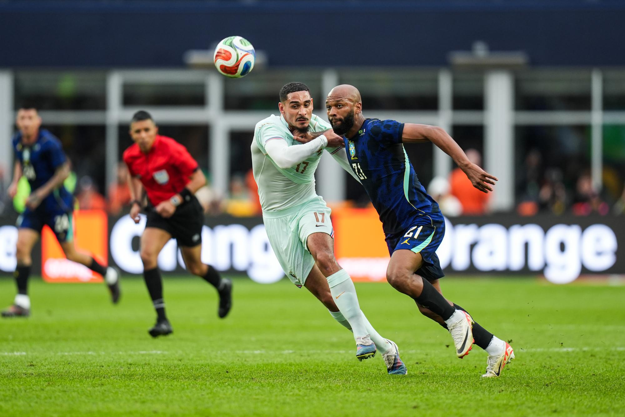 Une « production Temu/», une « qualité d'image des 90's » et des « ralentis à la con » : la réalisation de Brésil-France fait jaser