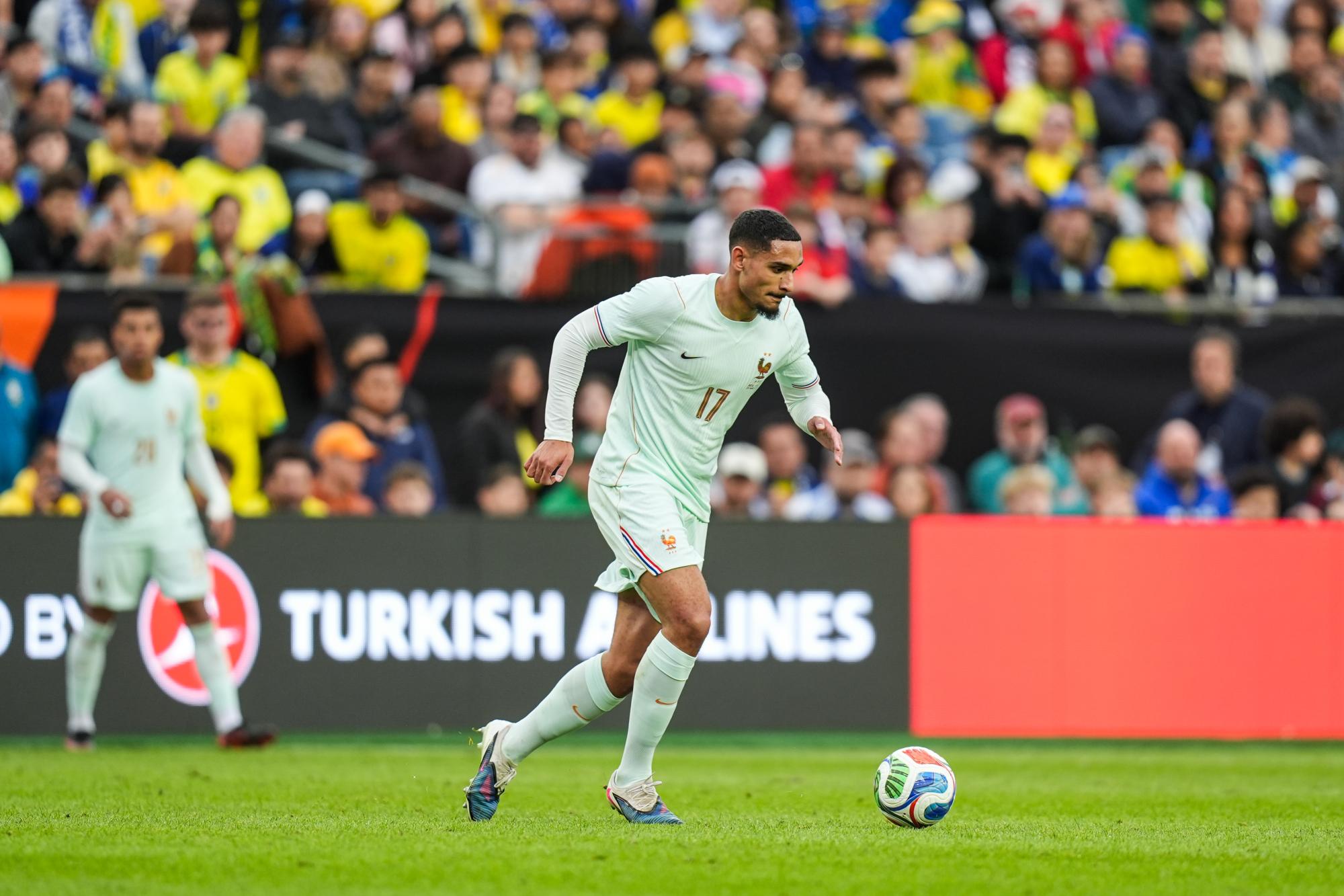 Équipe de France - Maxence Lacroix, qui a connu sa première sélection face au Brésil, prend son pied avec les Bleus