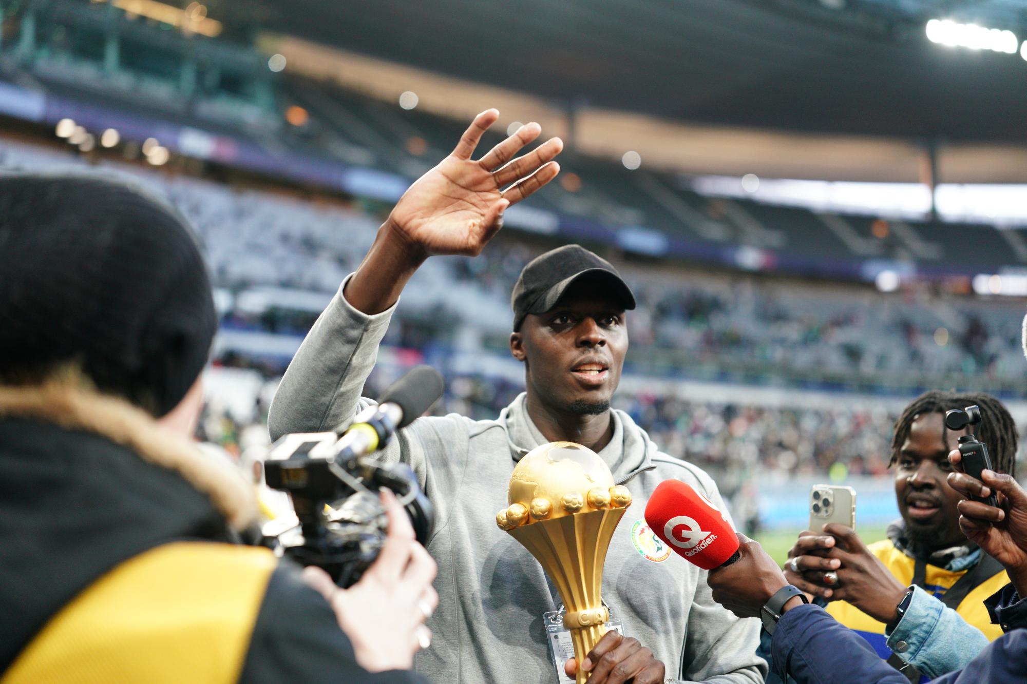 Les Sénégalais ne cachent pas leur fierté après avoir présenté le trophée de la CAN au Stade de France
