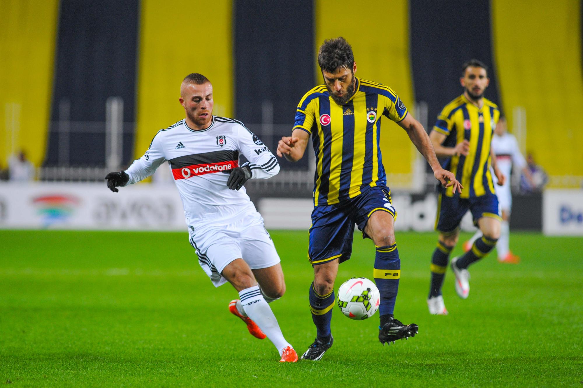 Pendant un match déliminatoires à l'Euro U19, un entraîneur turc s'effondre avant d'être transporté à l'hôpital