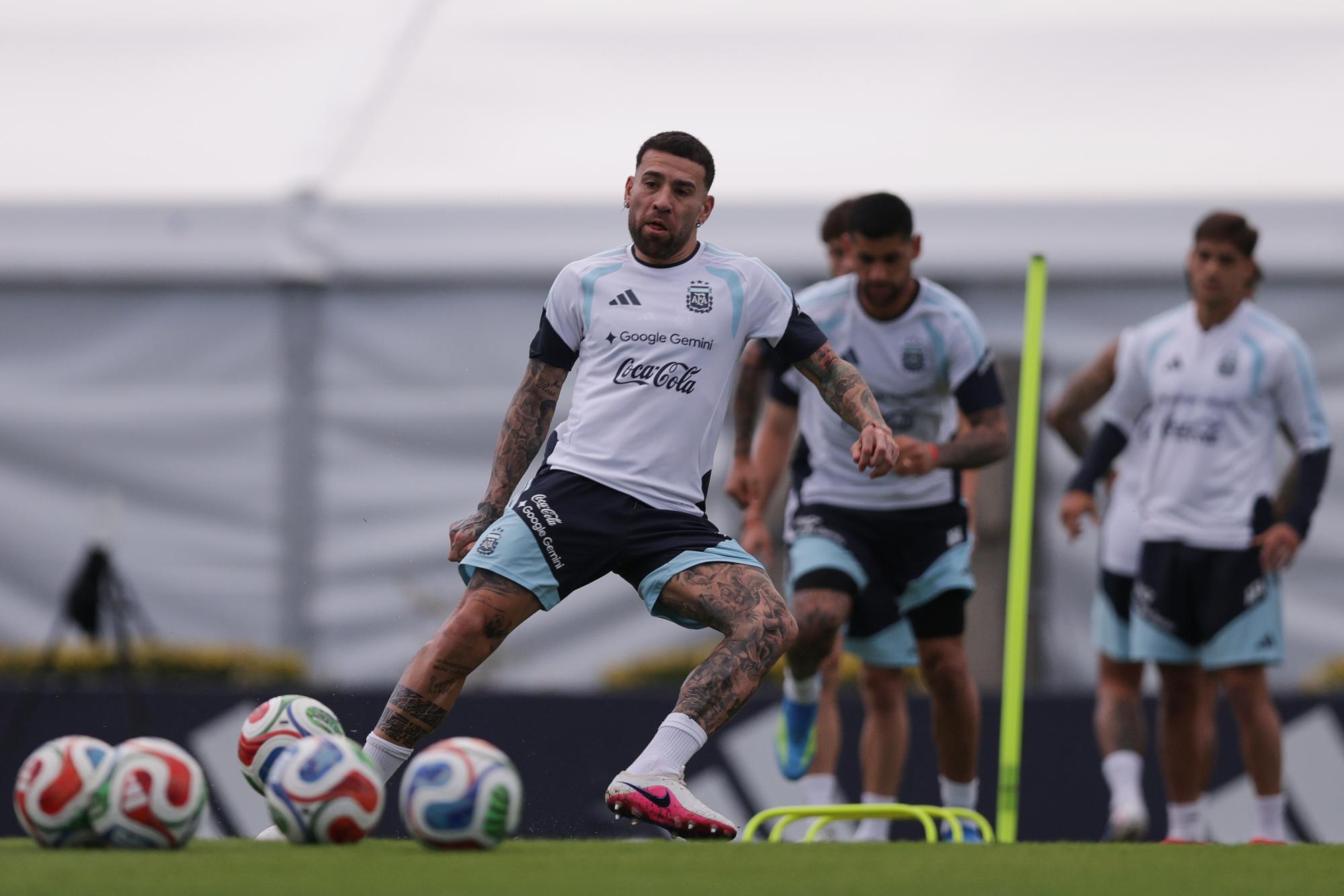 Quand les joueurs argentins obligent Nicolás Otamendi à tirer un penalty pour son dernier match en Argentine