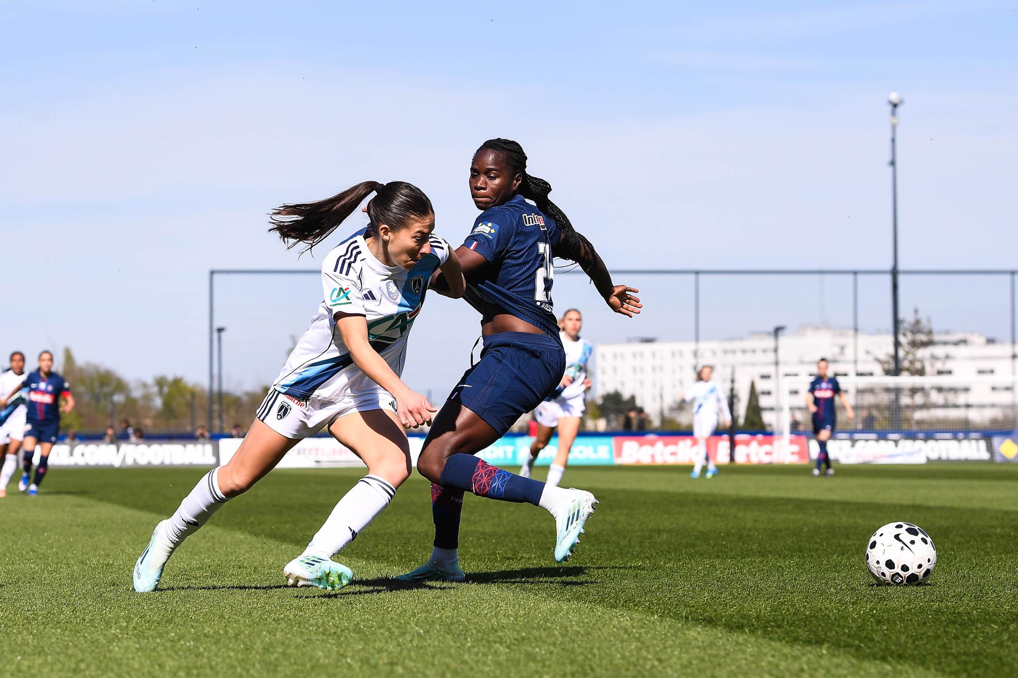 Exclue avec le PSG, Griedge Mbock quitte la pelouse escortée par la sécurité