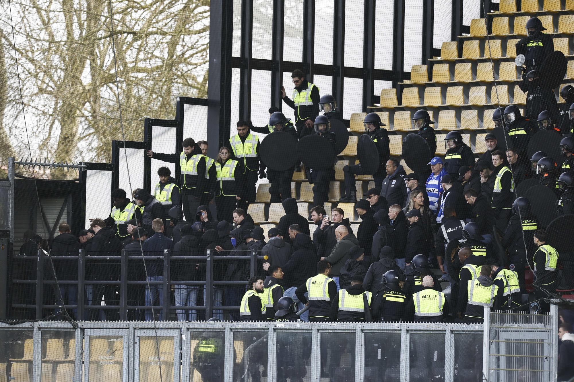Aux Pays-Bas, le coup d'envoi du derby entre Go Ahead Eagles et le PEC Zwolle a été décalé parce que des fans portent des cagoule
