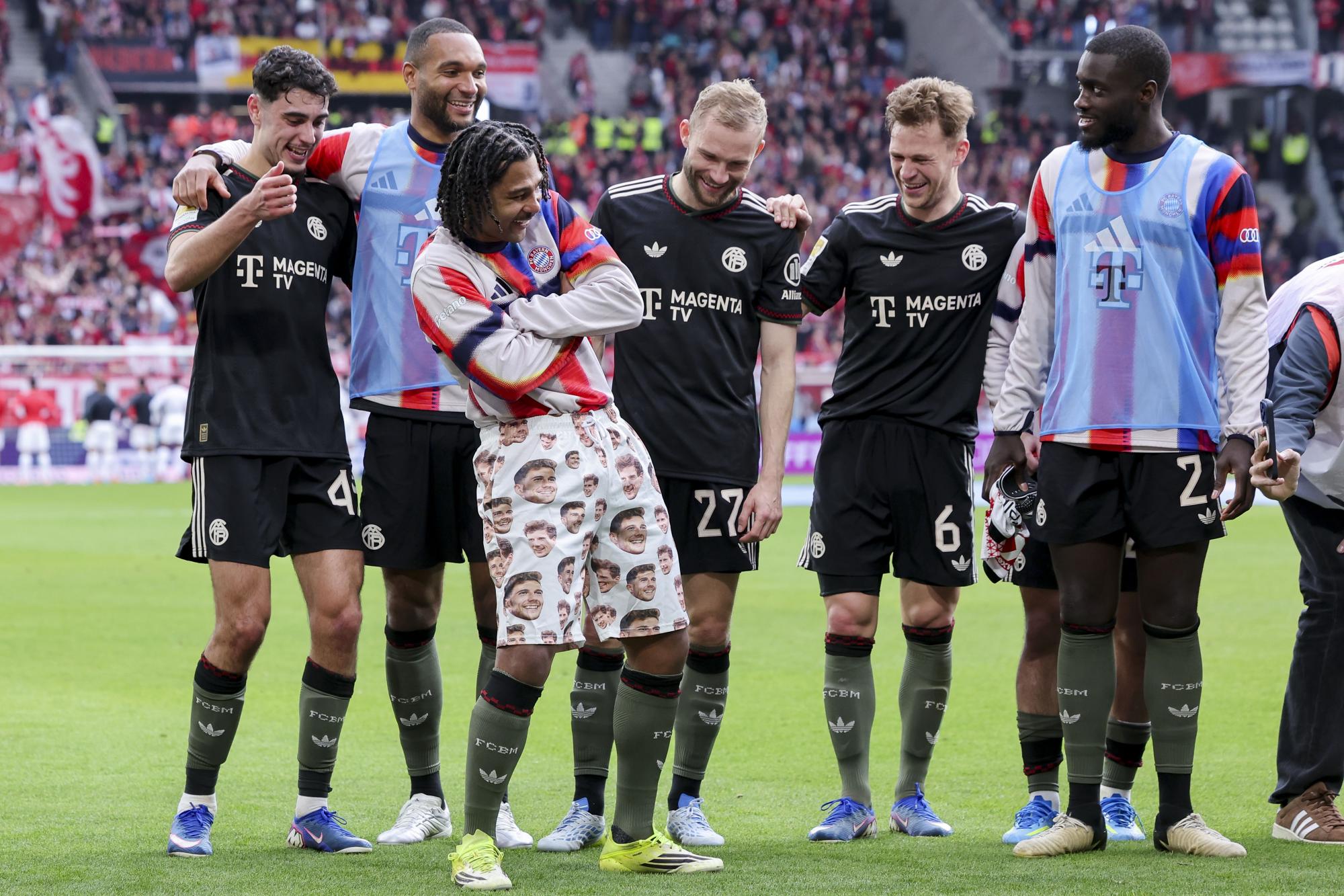 Bundesliga : Serge Gnabry (Bayern) enfile un short avec le visage de Leon Goretzka