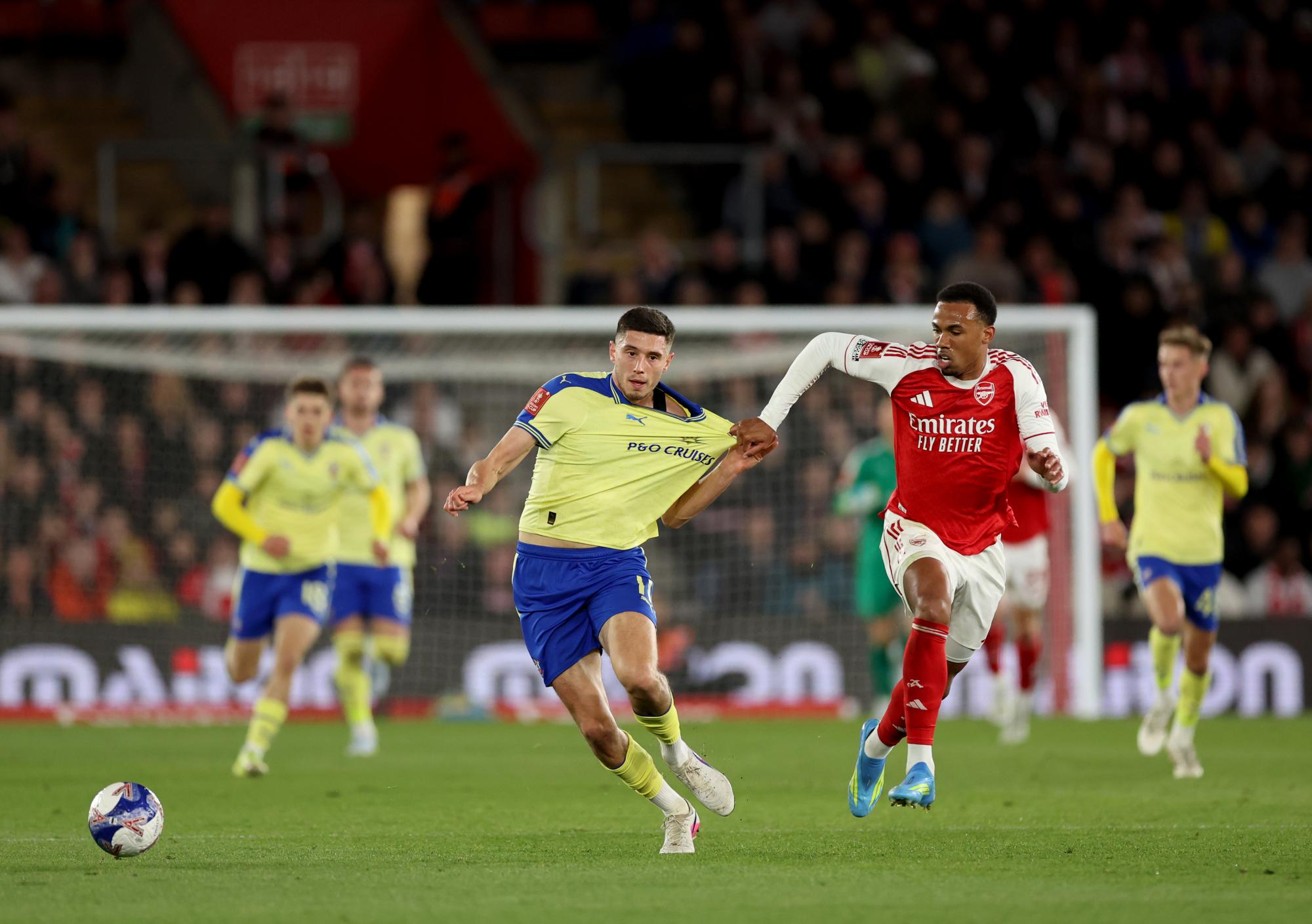 À Pâques, les cloches sonnent l'alarme pour Arsenal, éliminé de la Cup et plus fragile que jamais avant le sprint final