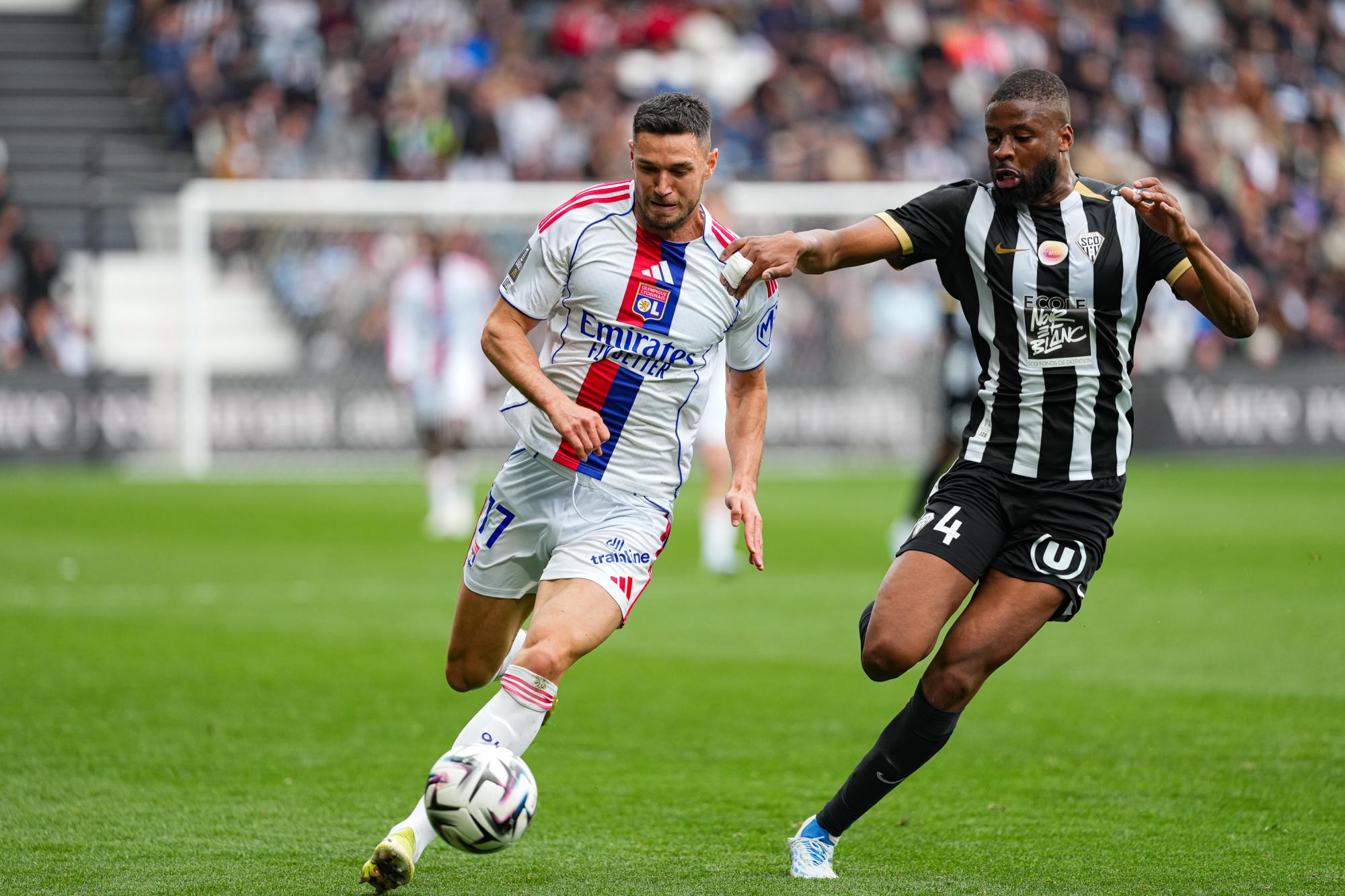 Ligue 1 : L'Olympique lyonnais patauge à Angers