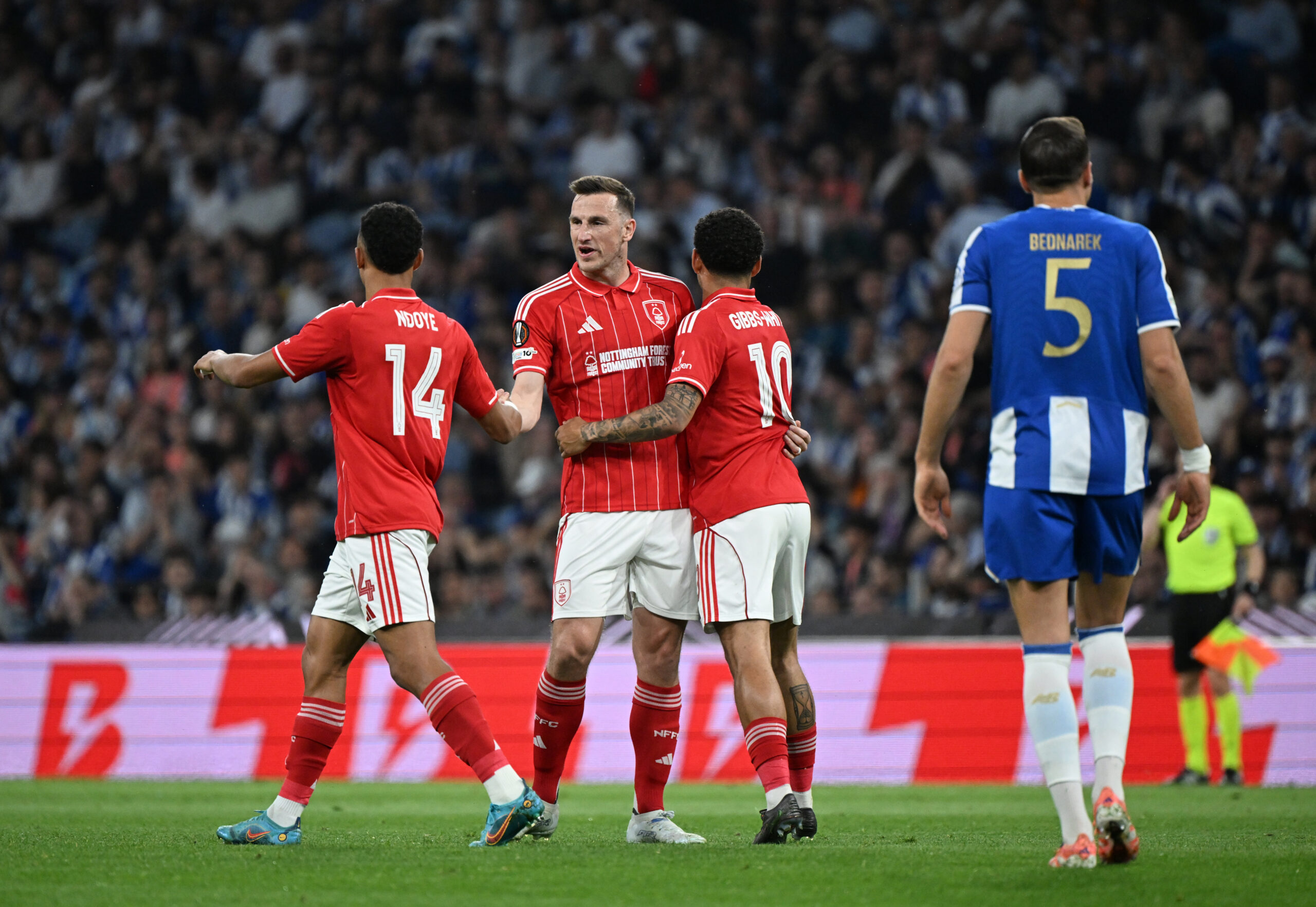 Résumé Ligue Europa - Ligue Conférence : les Anglais au rendez-vous, le but contre son camp de l'année