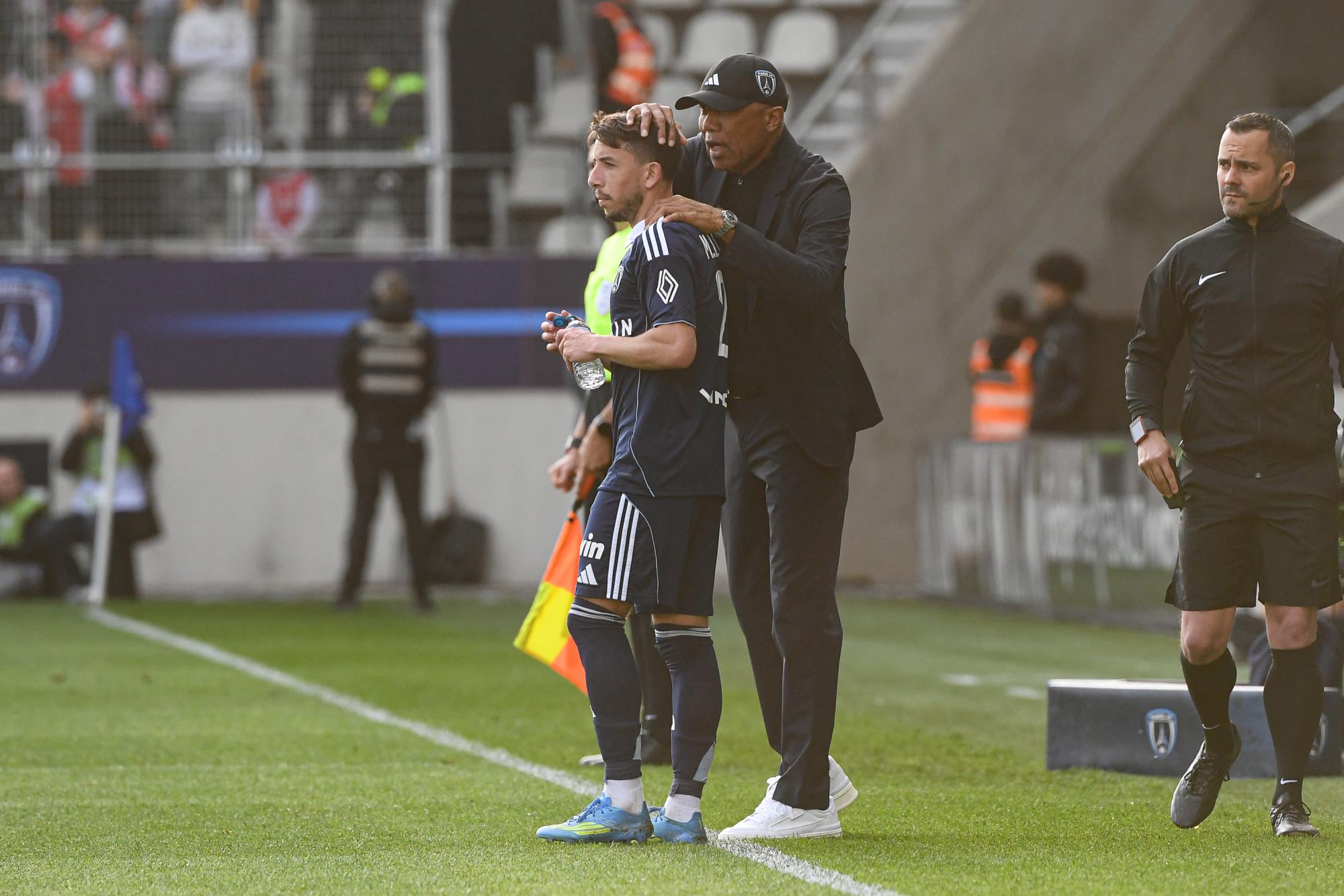 Ligue 1 : Antoine Kombouaré félicite ses joueurs après la victoire du Paris FC contre Monaco