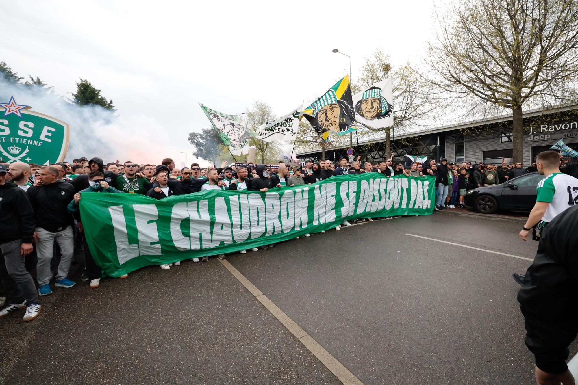 Ligue 2 : Les supporters de Saint-Étienne ont manifesté contre la dissolution des Magic Fans et des Green Angels avant le match contre Dunkerque