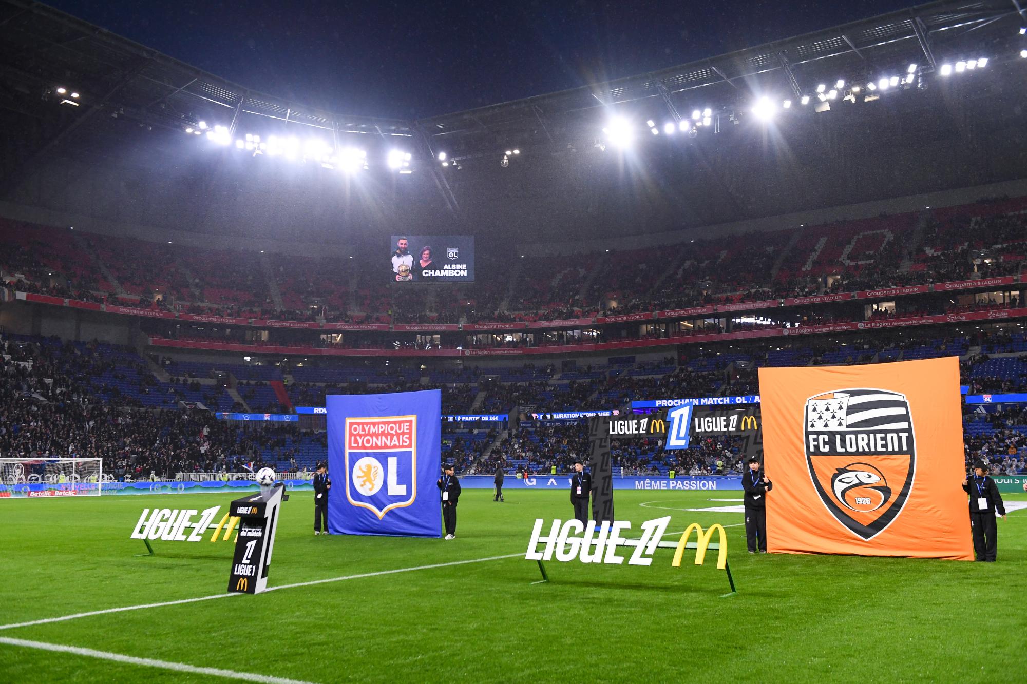Ligue 1 : les supporters lyonnais affichent une banderole en soutien aux ultras stéphanois