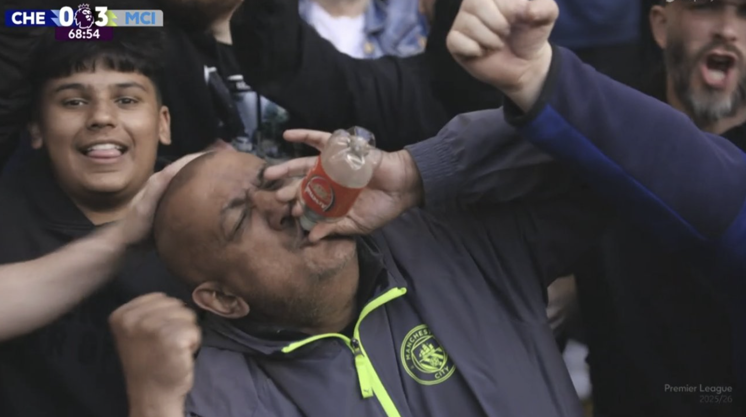 Premier League : Un supporter de Manchester City s'amuse à boire les larmes des Gunners