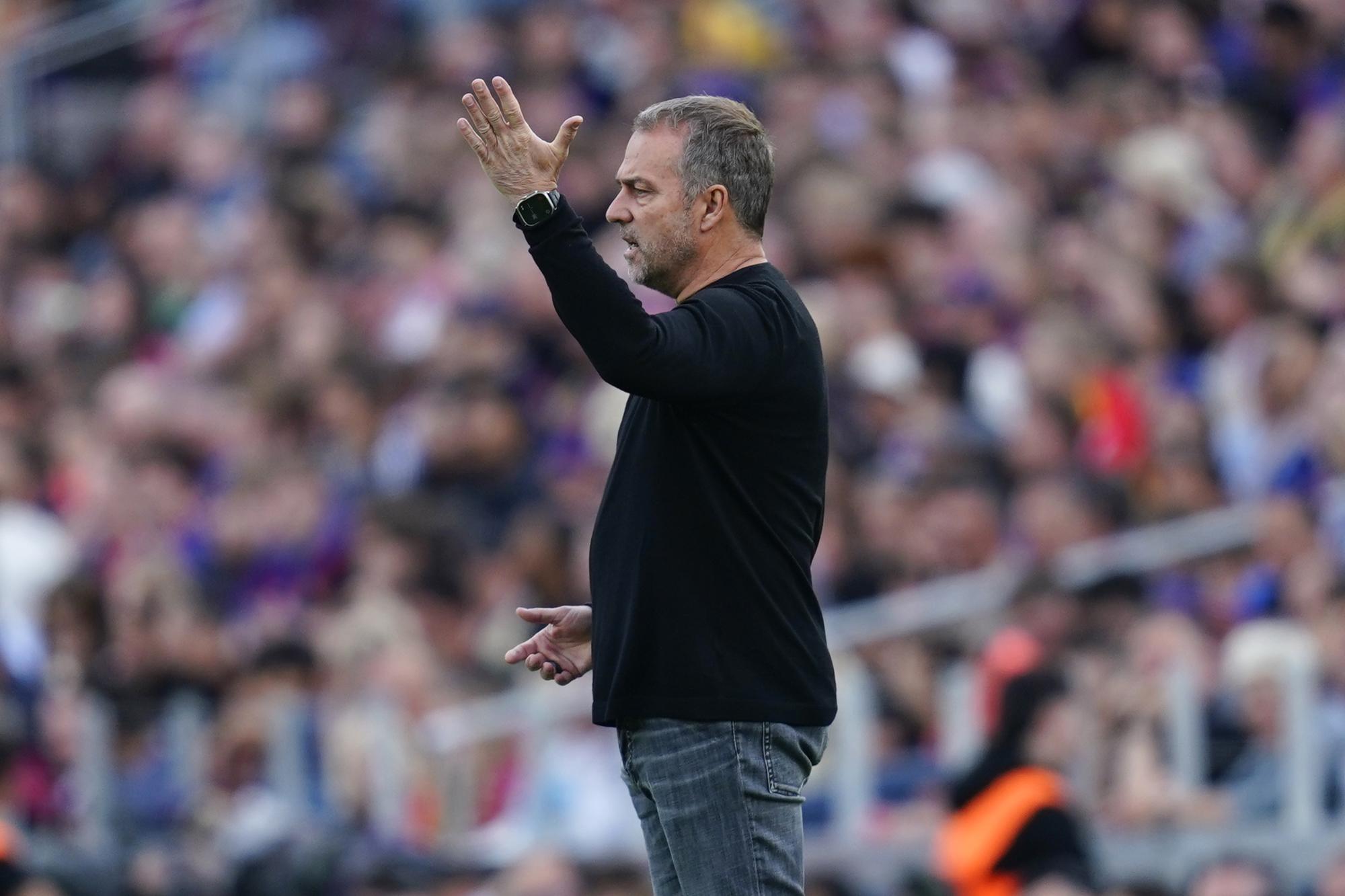 Hansi Flick est vert contre la pelouse de l'Atlético