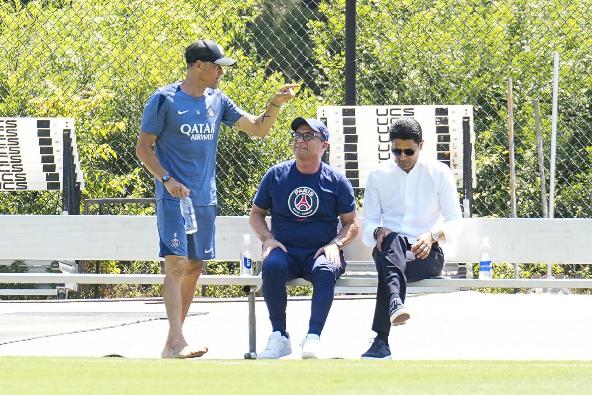Nasser Al-Khelaïfi, Luis Campos, Luis Enrique et l'ensemble du staff ont dîné ensemble après la victoire à Liverpool