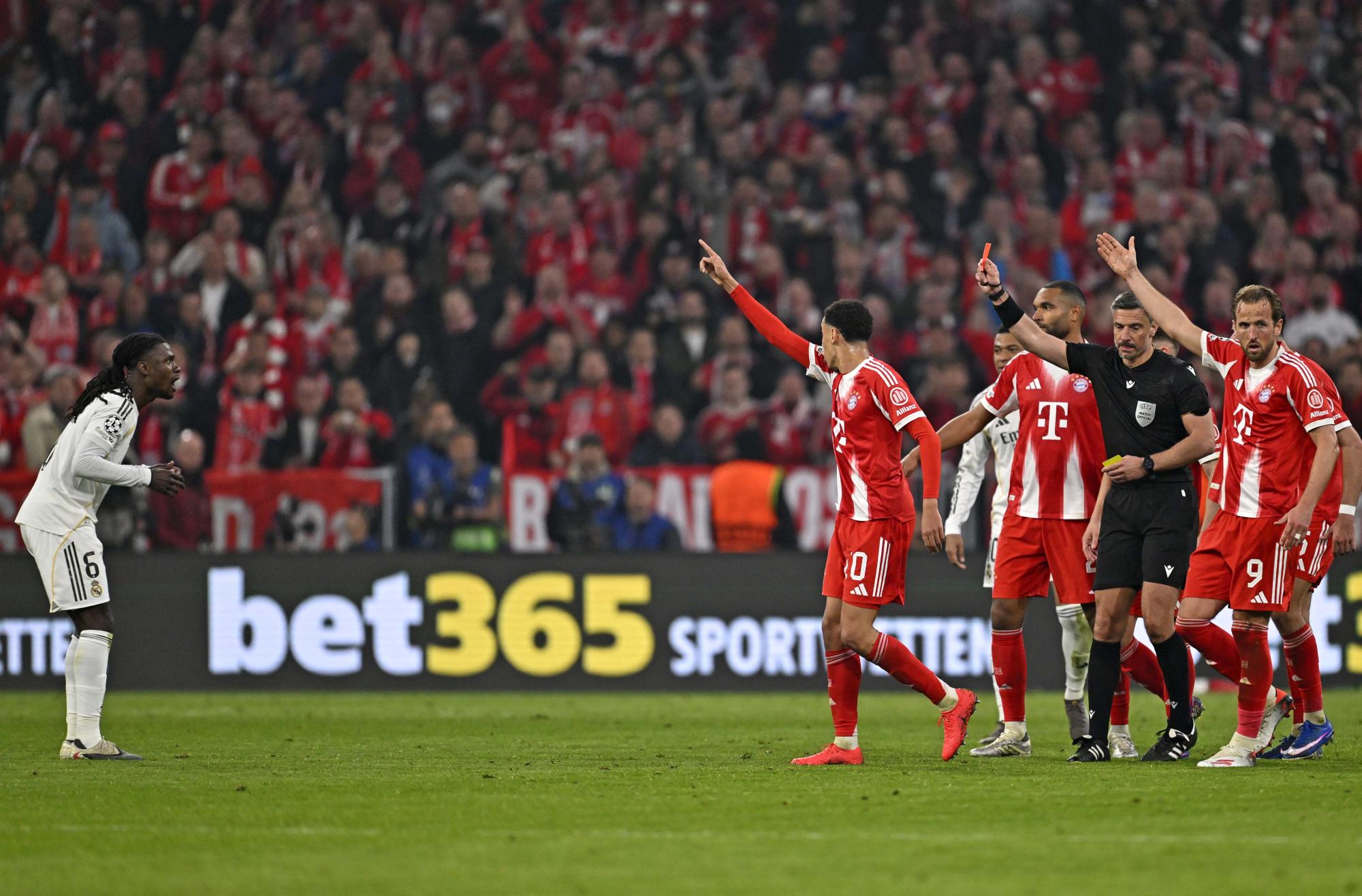 Ligue des champions - Eduardo Camavinga au Real Madrid et chez les Bleus : de haut en bas