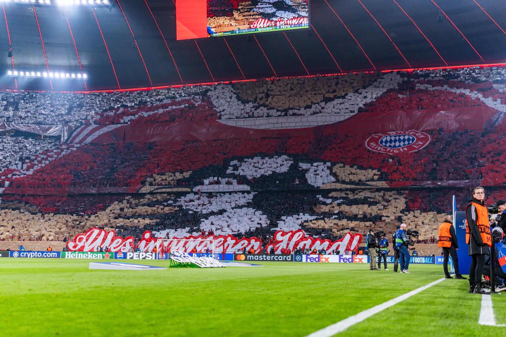 Les supporters du Bayern Munich apportent leur soutien aux supporters de l'AS Saint-Étienne
