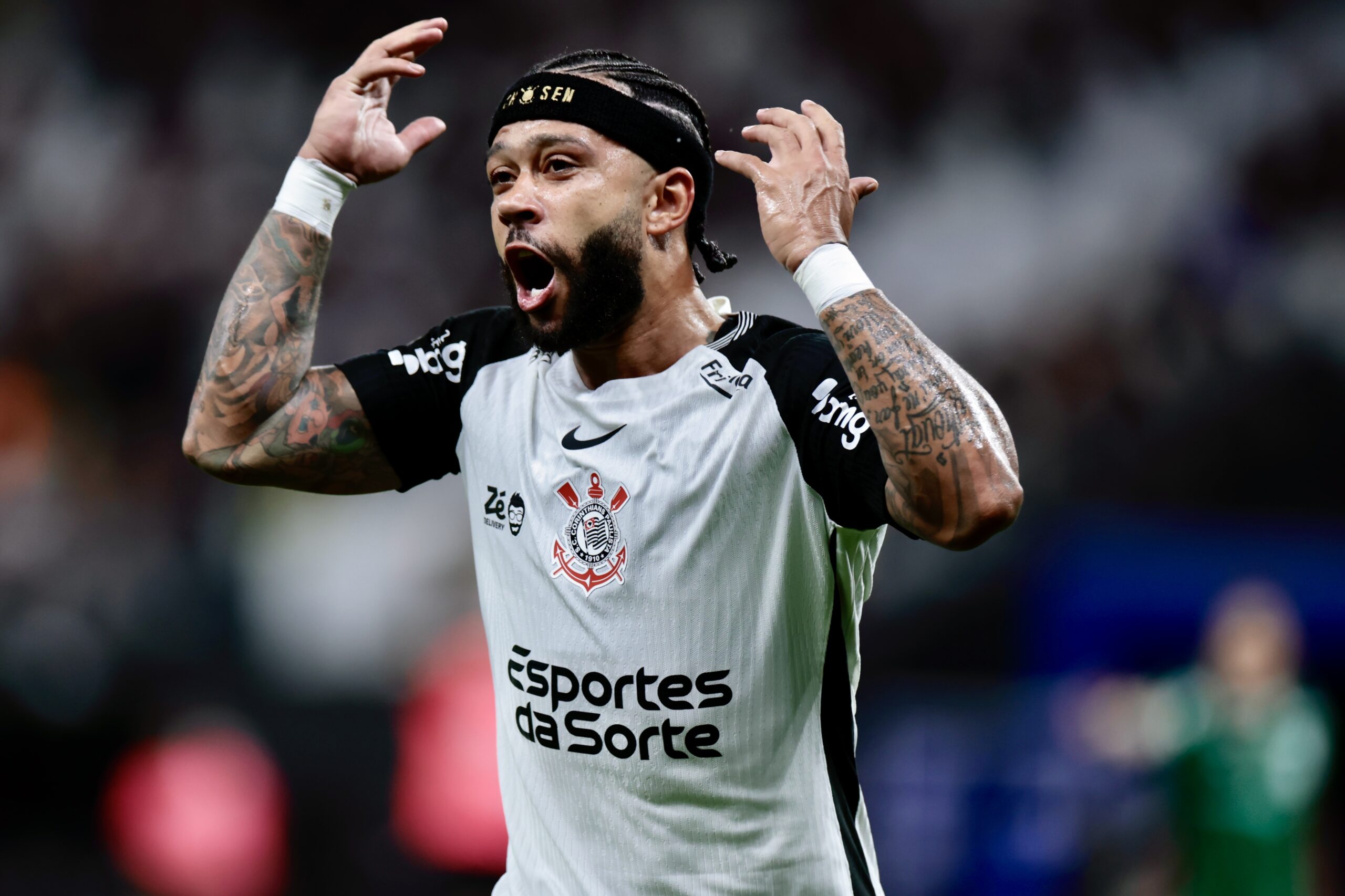 La règle Memphis Depay qui interdit de poser les deux pieds sur le ballon arrive en Argentine