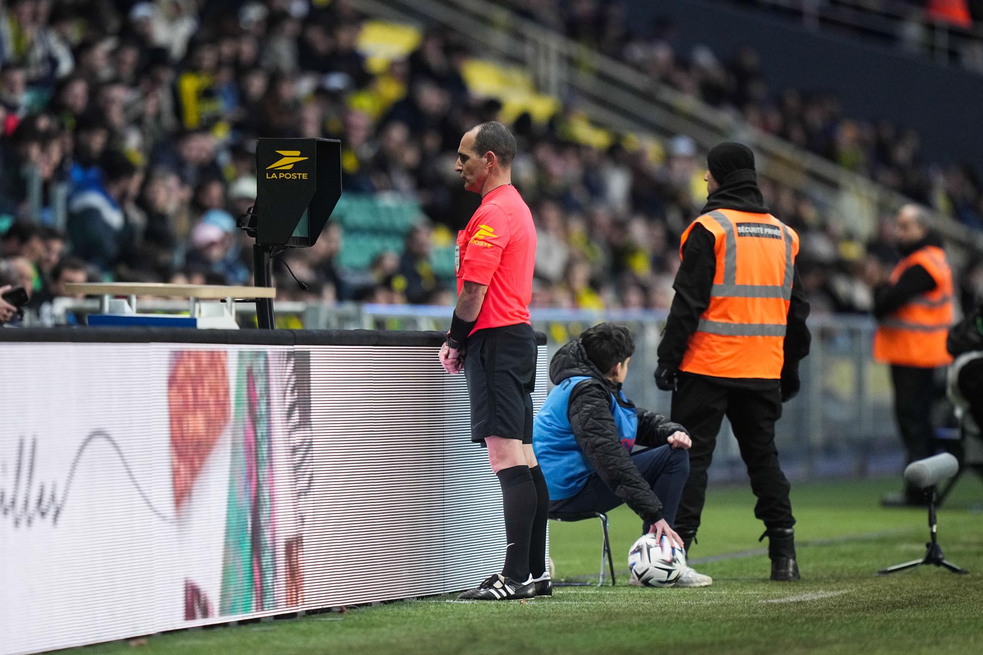 La VAR, invitée surprise sur les terrains de Ligue 3 la saison prochaine