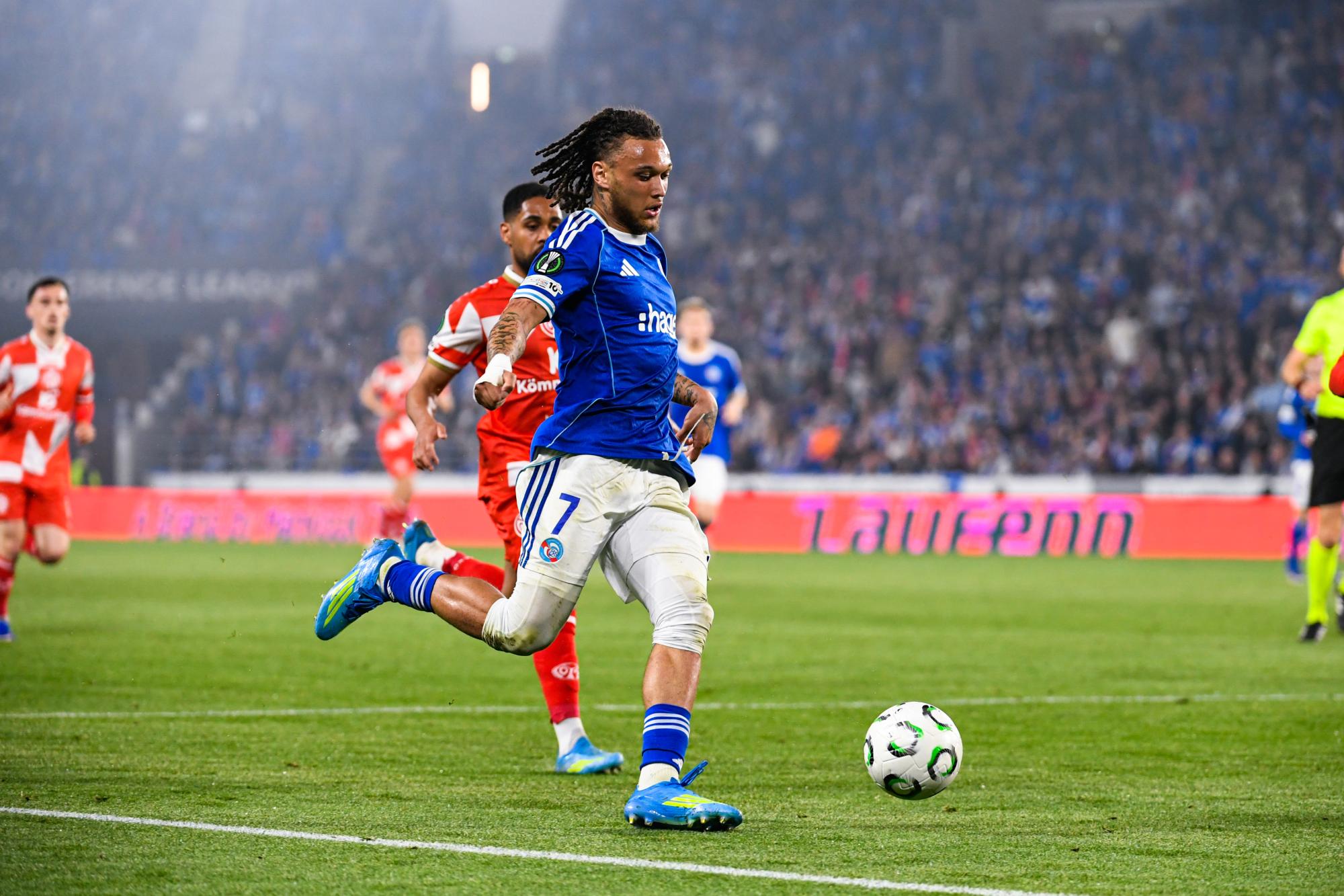 Ligue Conférence - Le terrible coup de coude de Kohr sur Diego Moreira lors de Strasbourg-Mayence