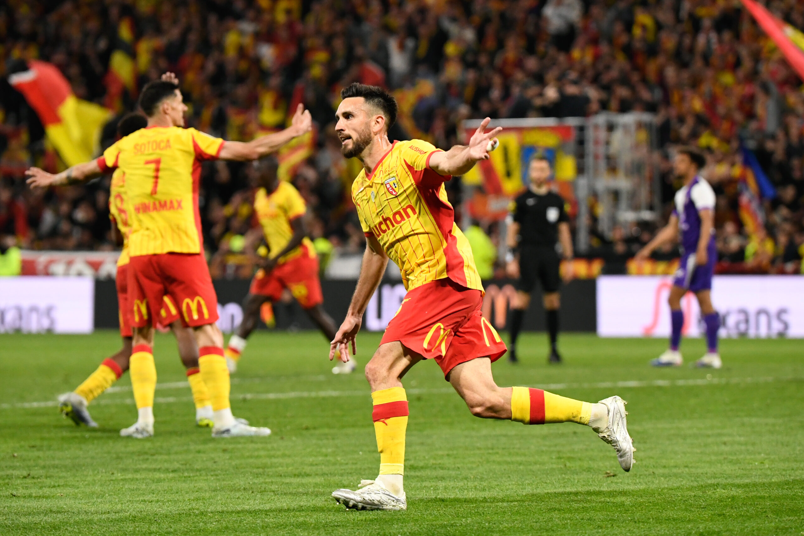 Lens se refait la cerise contre Toulouse dans la folie de Bollaert et revient à un point du PSG