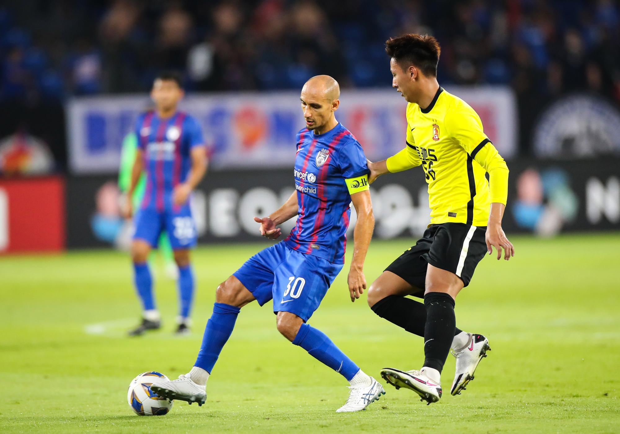 Bicyclette, KO, coup aux brancardiers, c'est parti en live en Ligue des champions AFC