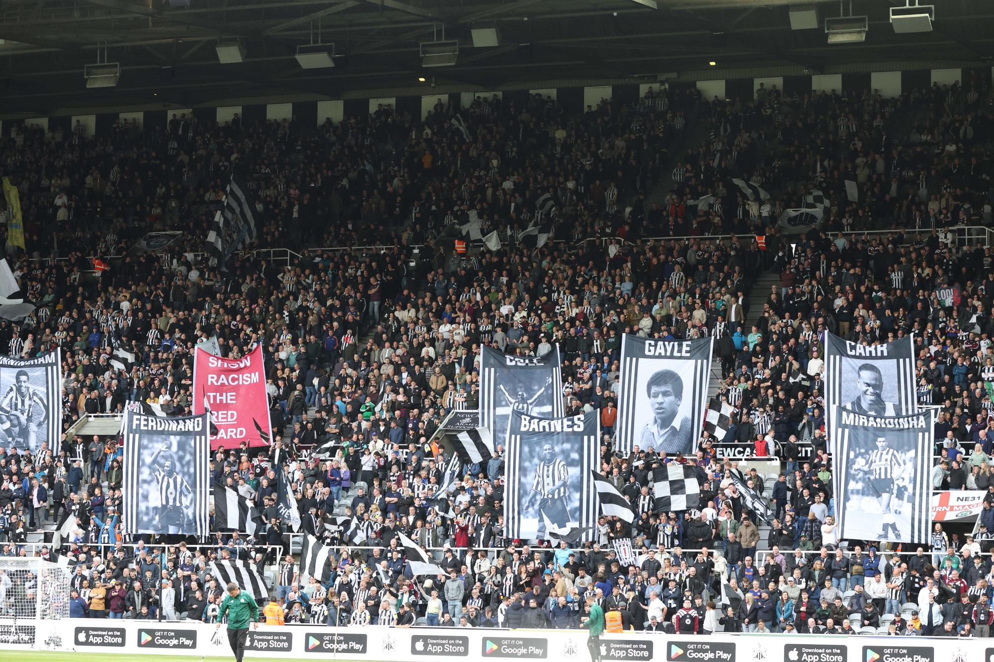 Contre le racisme, les supporters de Newcastle ont brandi en tribunes les 11 premiers joueurs noirs de l'histoire du club