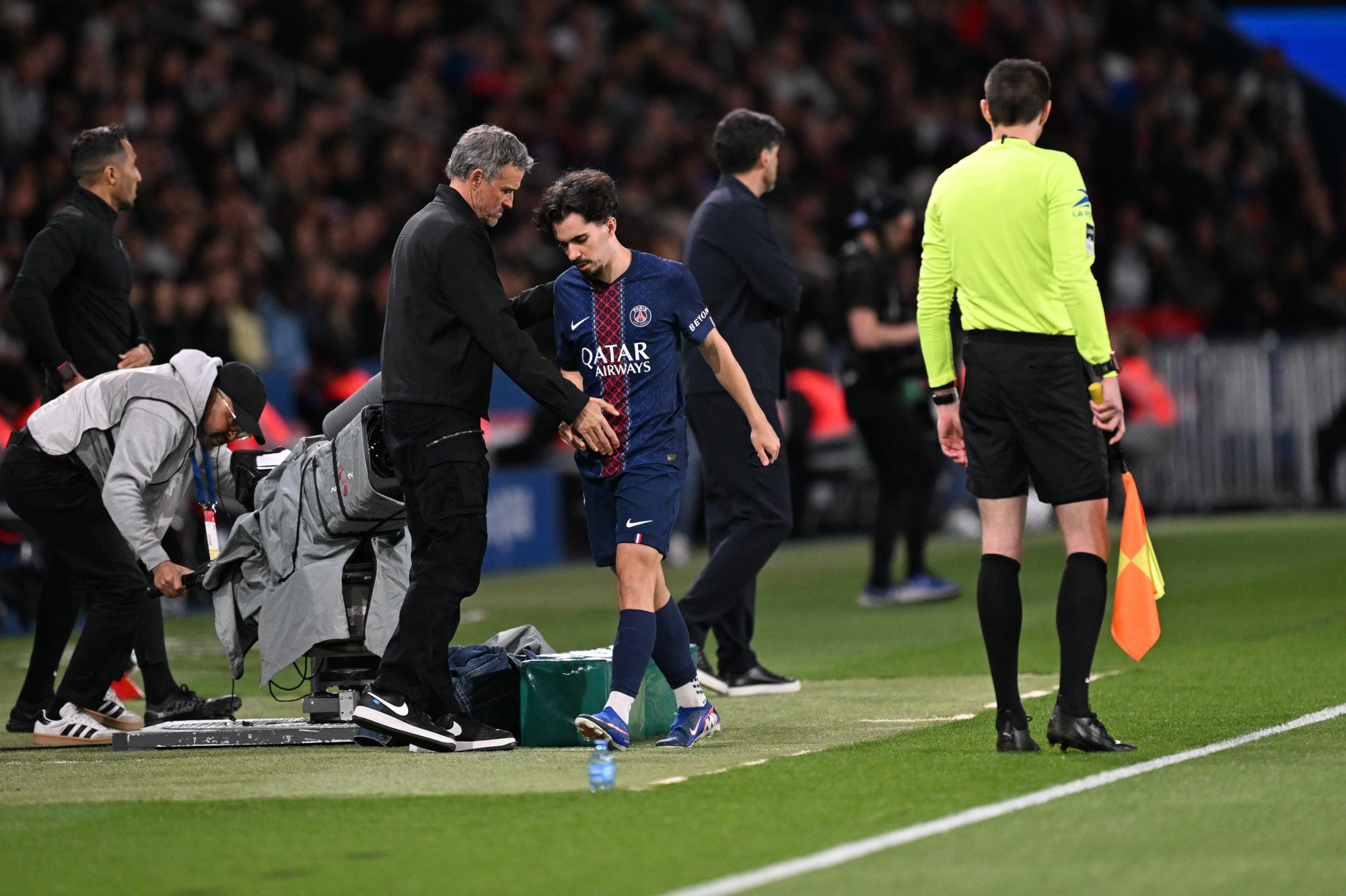 Ligue 1 : Vitinha sorti avant la mi-temps face à Lyon, grosse inquiétude pour le milieu portugais à neuf jours d'affronter le Bayern Munich